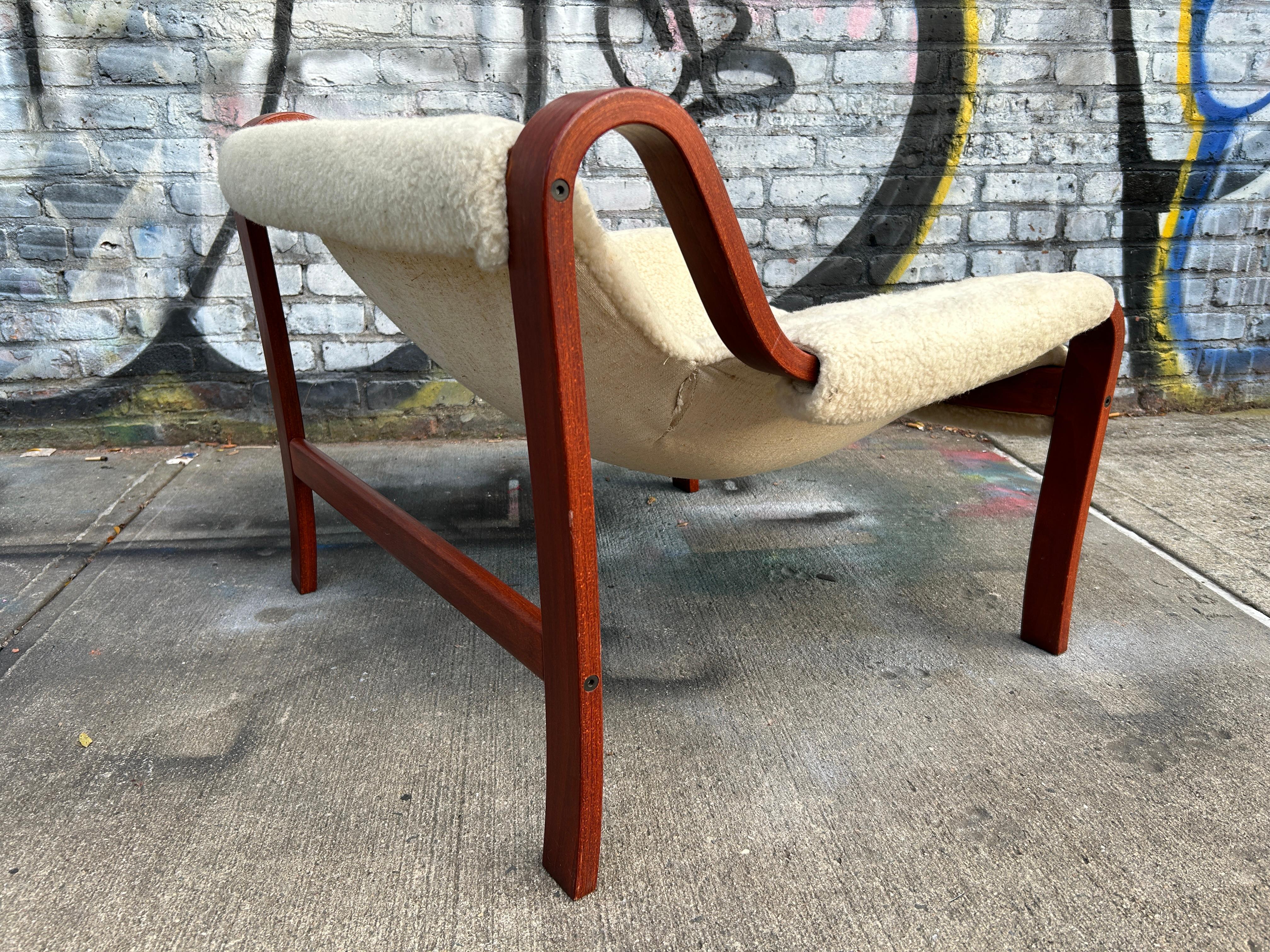 Mid Century Scandinavian Modern Low Bentwood Sherpa Sling Lounge Chair In Good Condition In BROOKLYN, NY