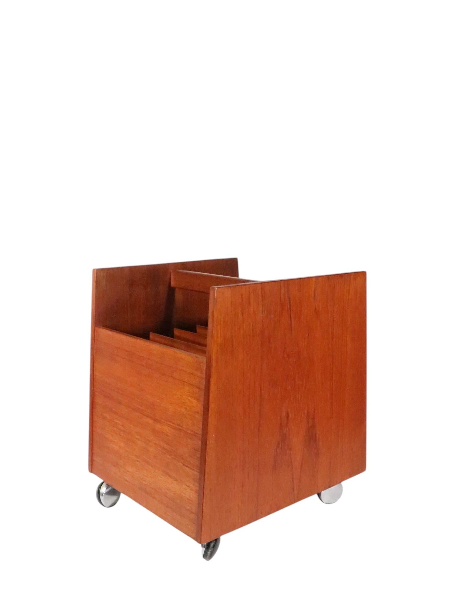 Papelera de almacenaje para revistas, álbumes y discos, de Bruksbo, estilo escandinavo moderno de mediados de siglo en venta 4