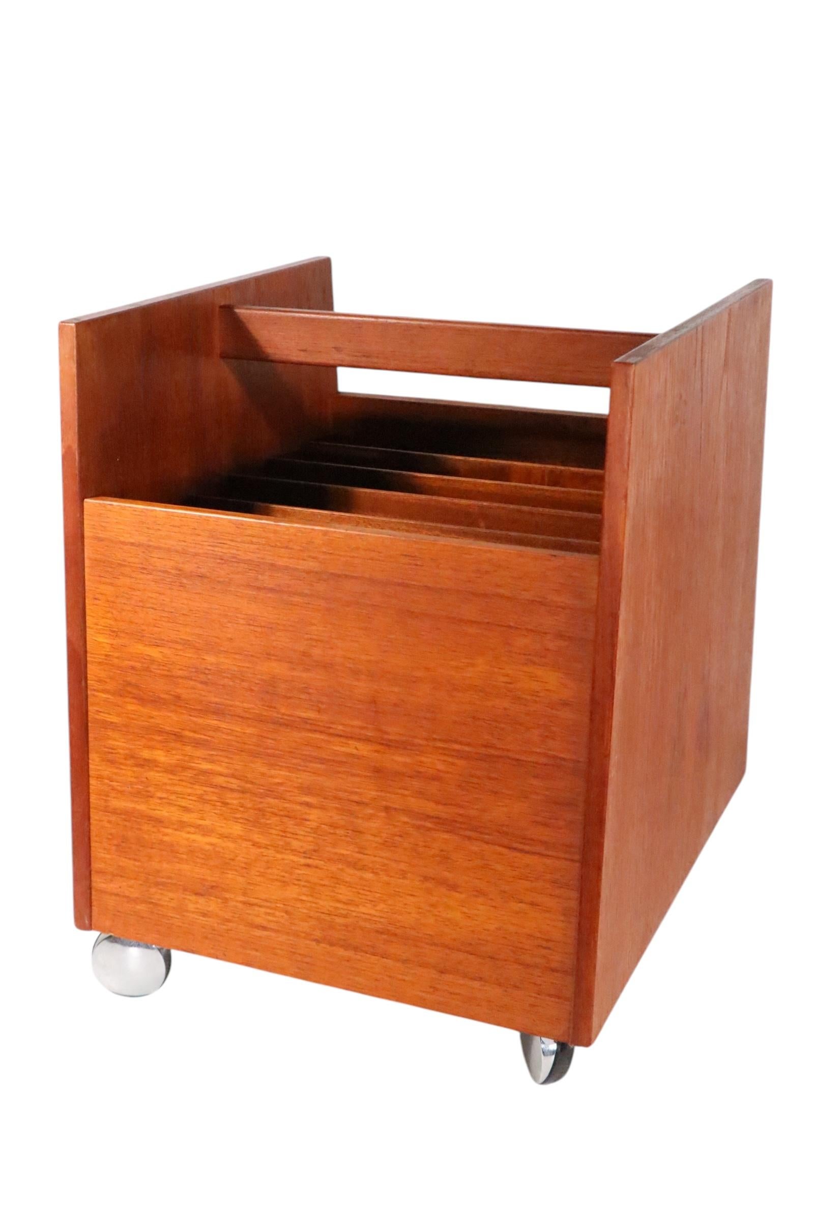 Papelera de almacenaje para revistas, álbumes y discos, de Bruksbo, estilo escandinavo moderno de mediados de siglo en venta 7