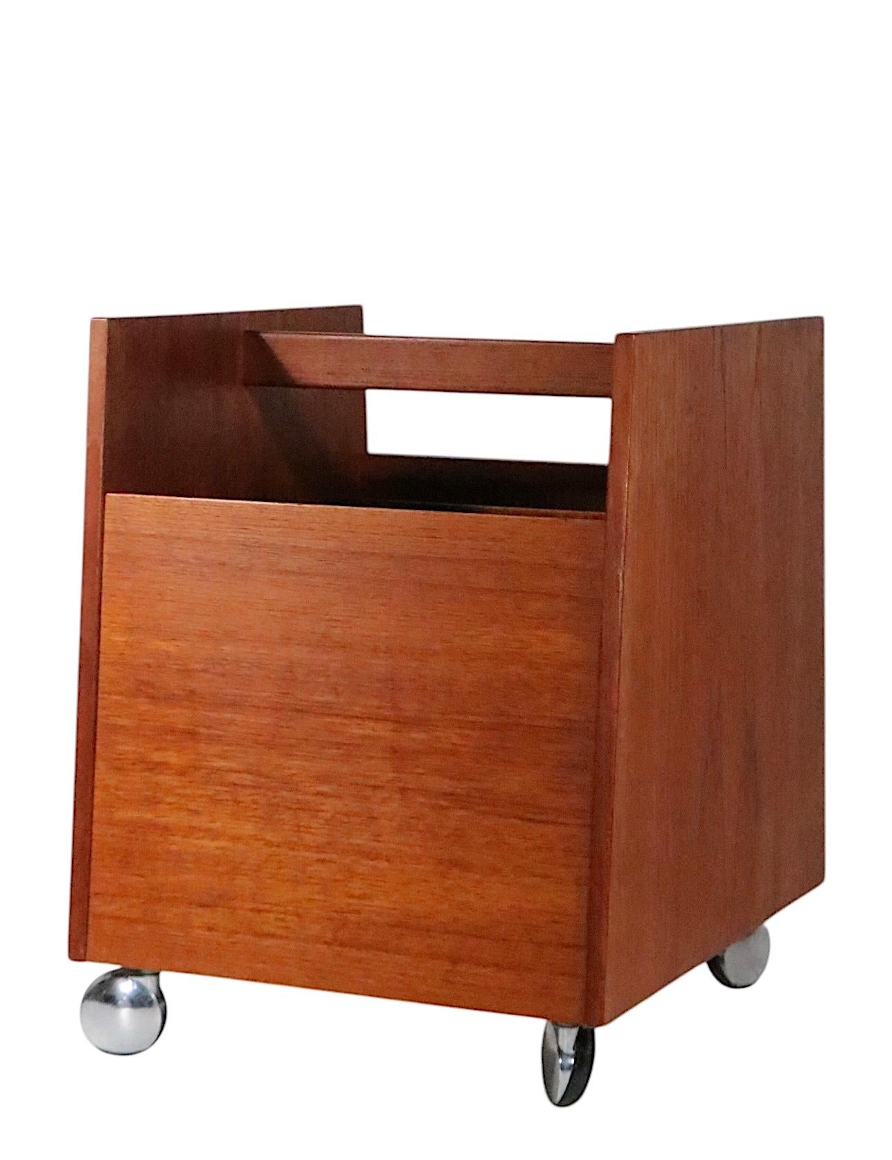 Papelera de almacenaje para revistas, álbumes y discos, de Bruksbo, estilo escandinavo moderno de mediados de siglo Teca en venta