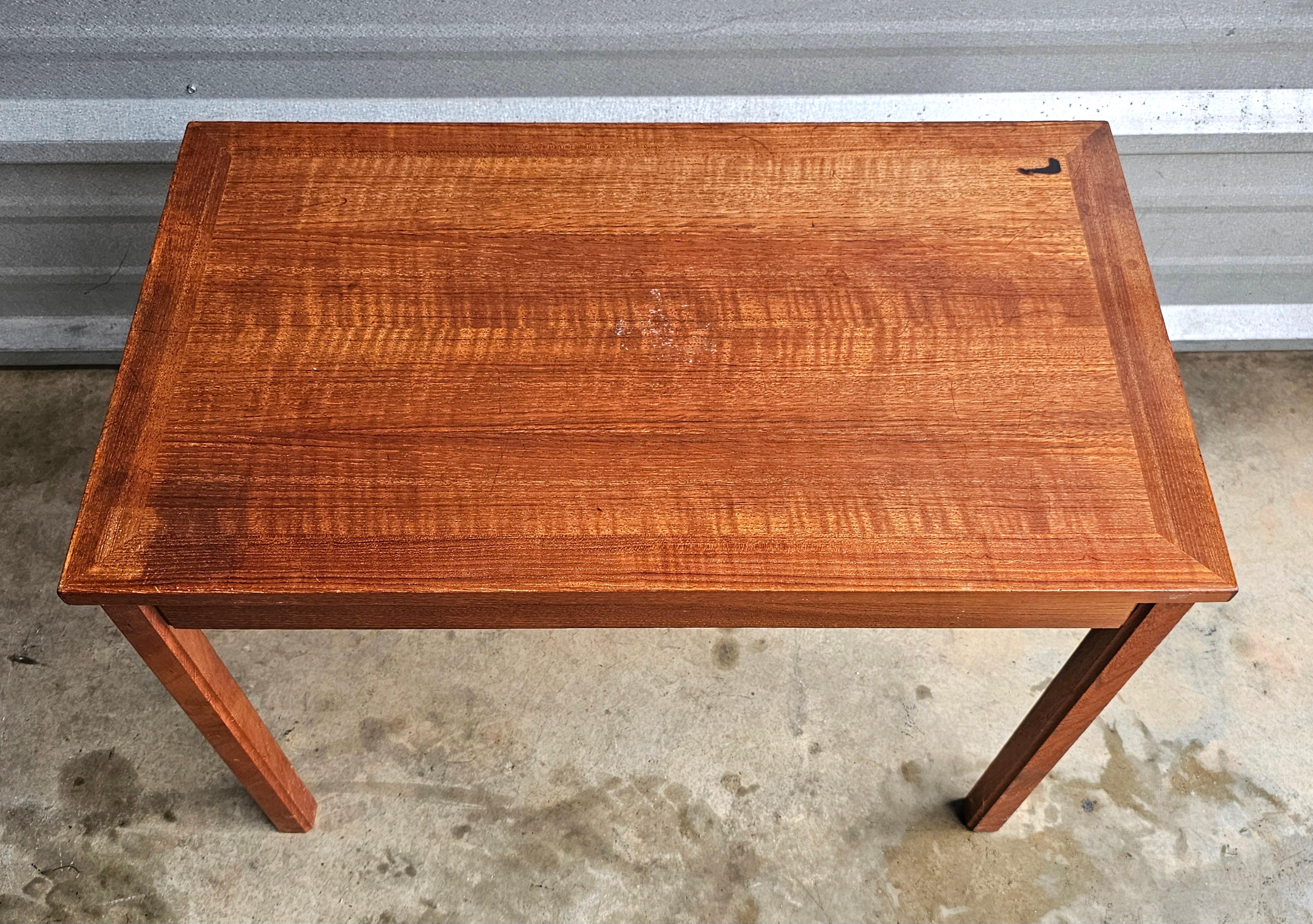 Cocktail en teck massif The Modern Scandinavian Modern  Table de Mobelintarsia. 
 Mesure 39