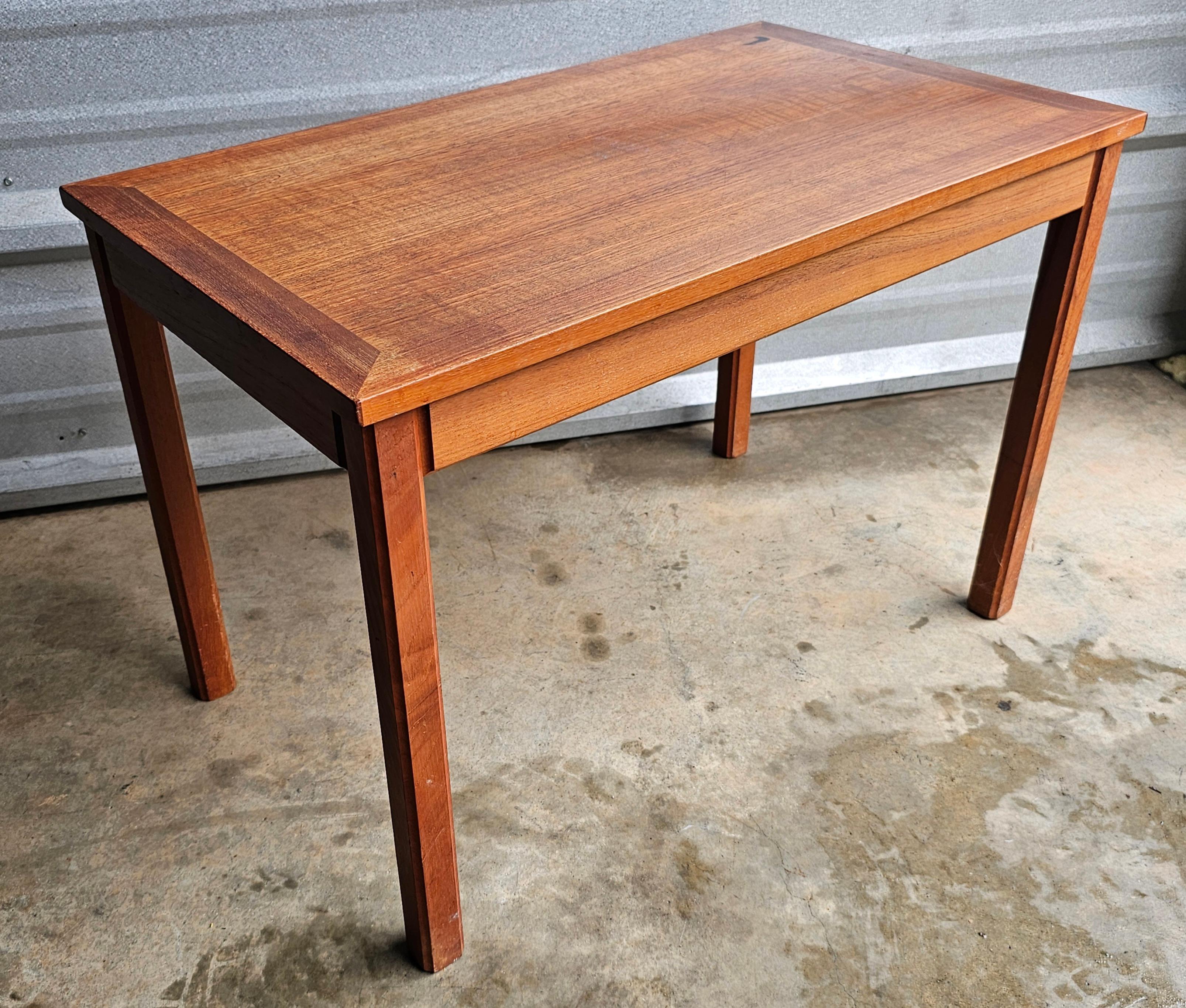 Danois Table à cocktail Mobelintarsia scandinave moderne du milieu du siècle dernier en teck massif en vente