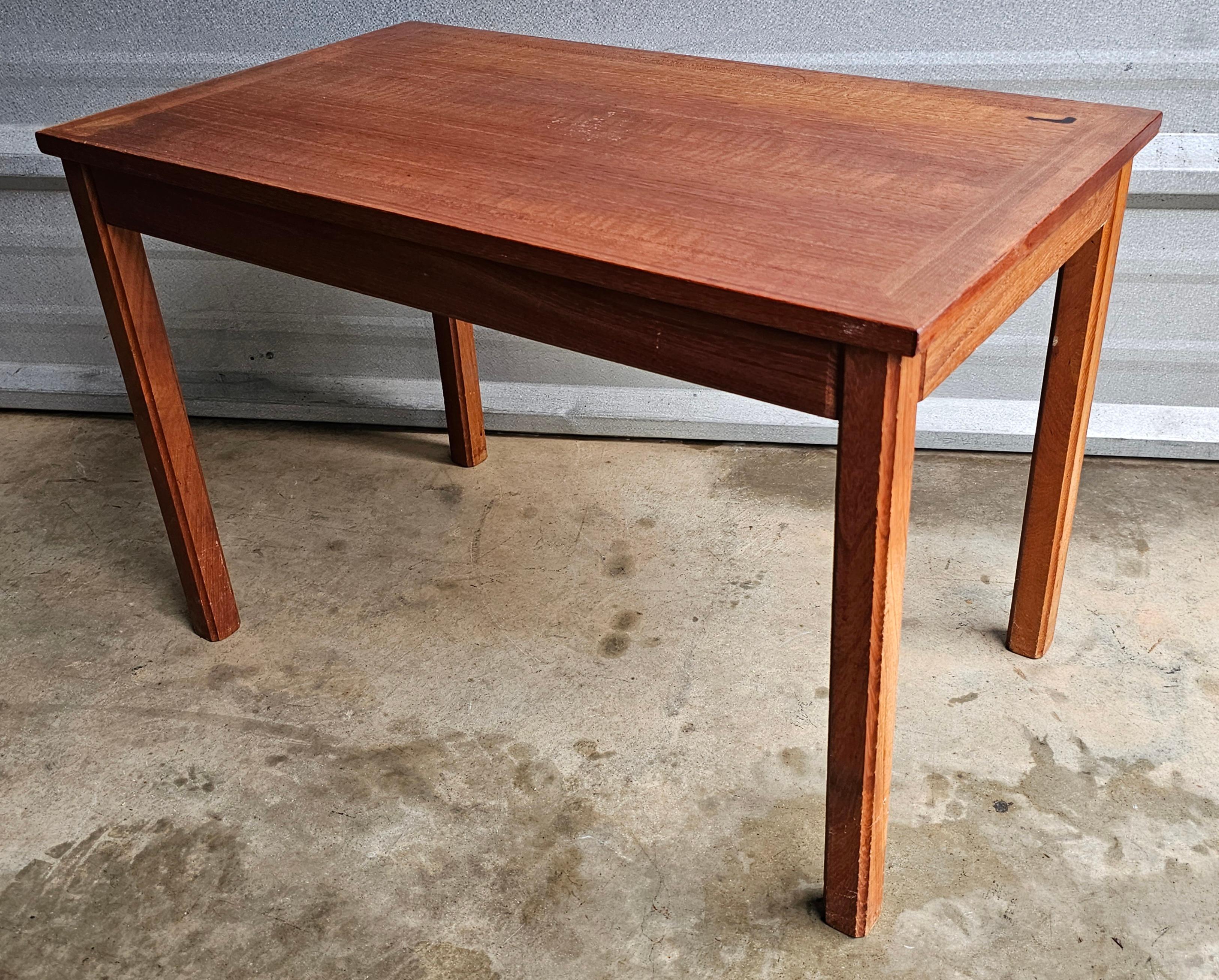 Tacheté Table à cocktail Mobelintarsia scandinave moderne du milieu du siècle dernier en teck massif en vente