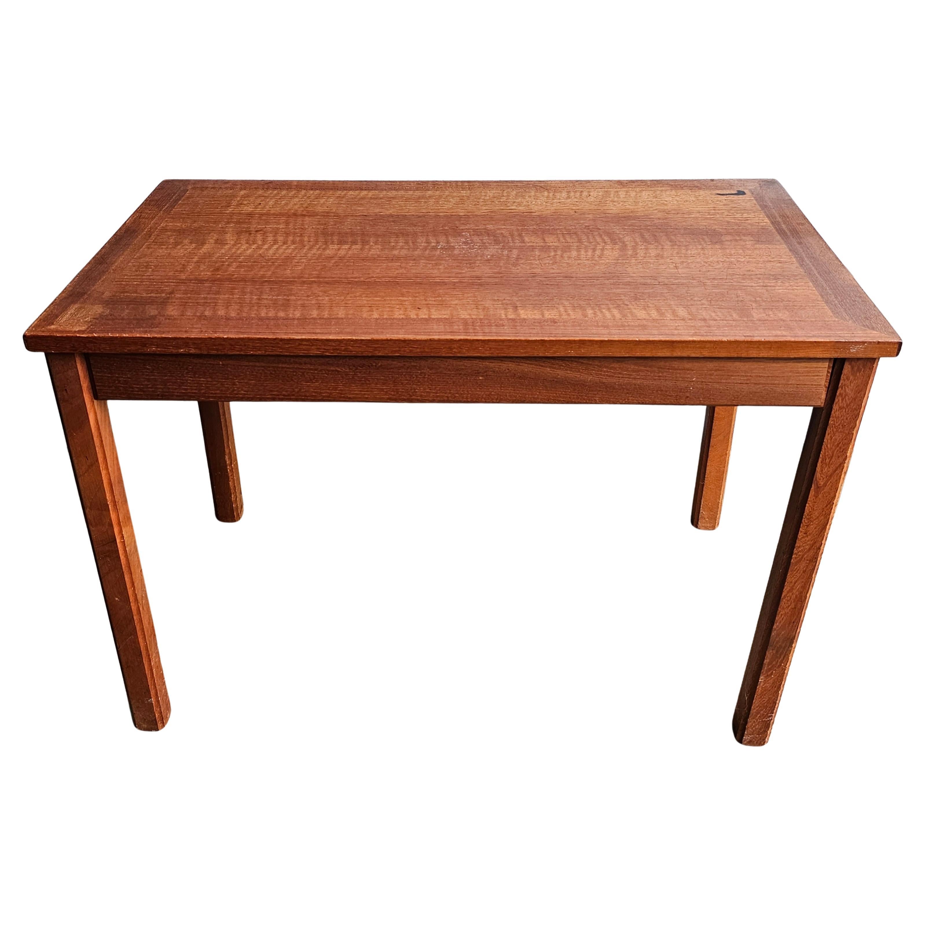 Mid-Century Skandinavischer moderner Mobelintarsia-Cocktailtisch aus massivem Teakholz