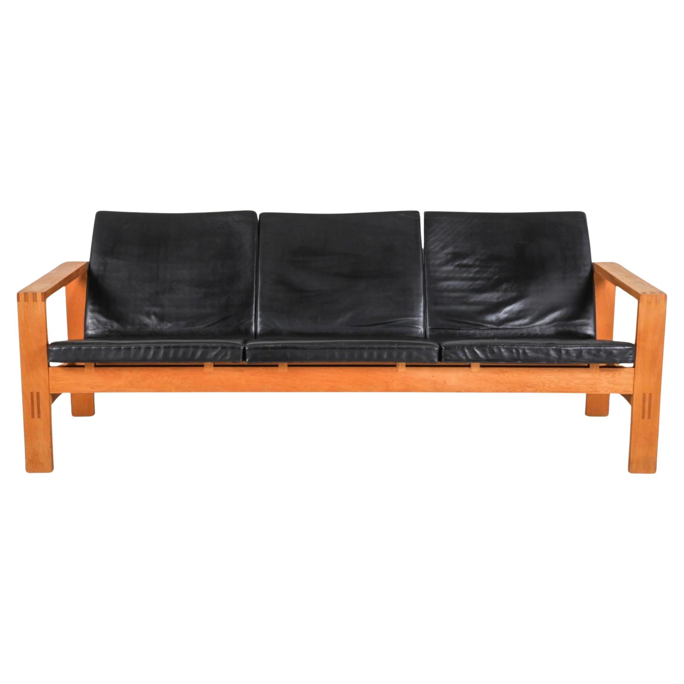 Canapé moderne scandinave du milieu du siècle dernier en chêne à 3 places en cuir noir fabriqué en Suède