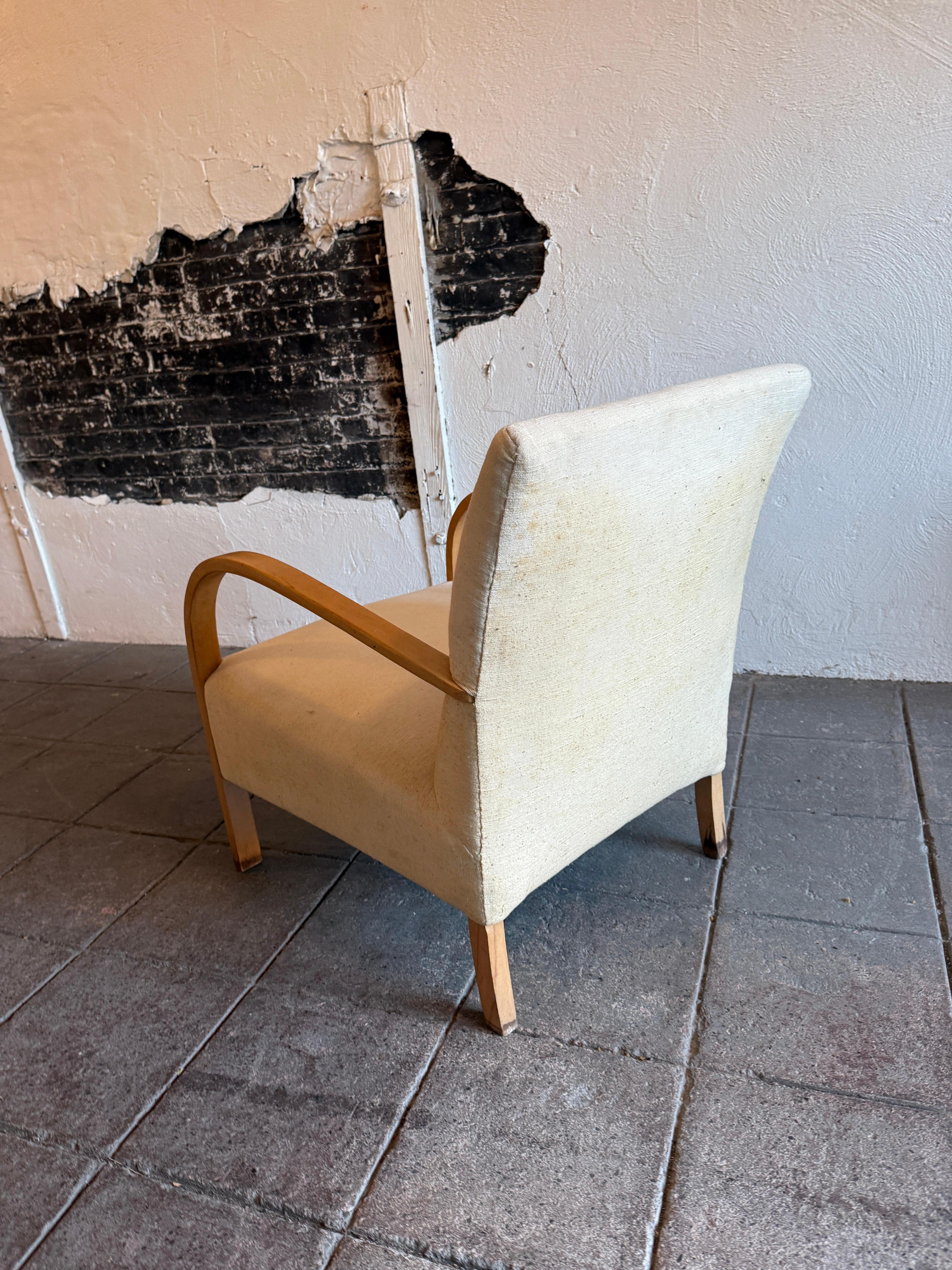 Sillón moderno escandinavo de brazos curvados con tapicería de lino blanco. Precioso diseño con brazos y marco de abedul rubio. circa 1950. Fabricado en Suecia. Situado en Brooklyn NYC.

La silla es totalmente original, con muelles tapizados hacia