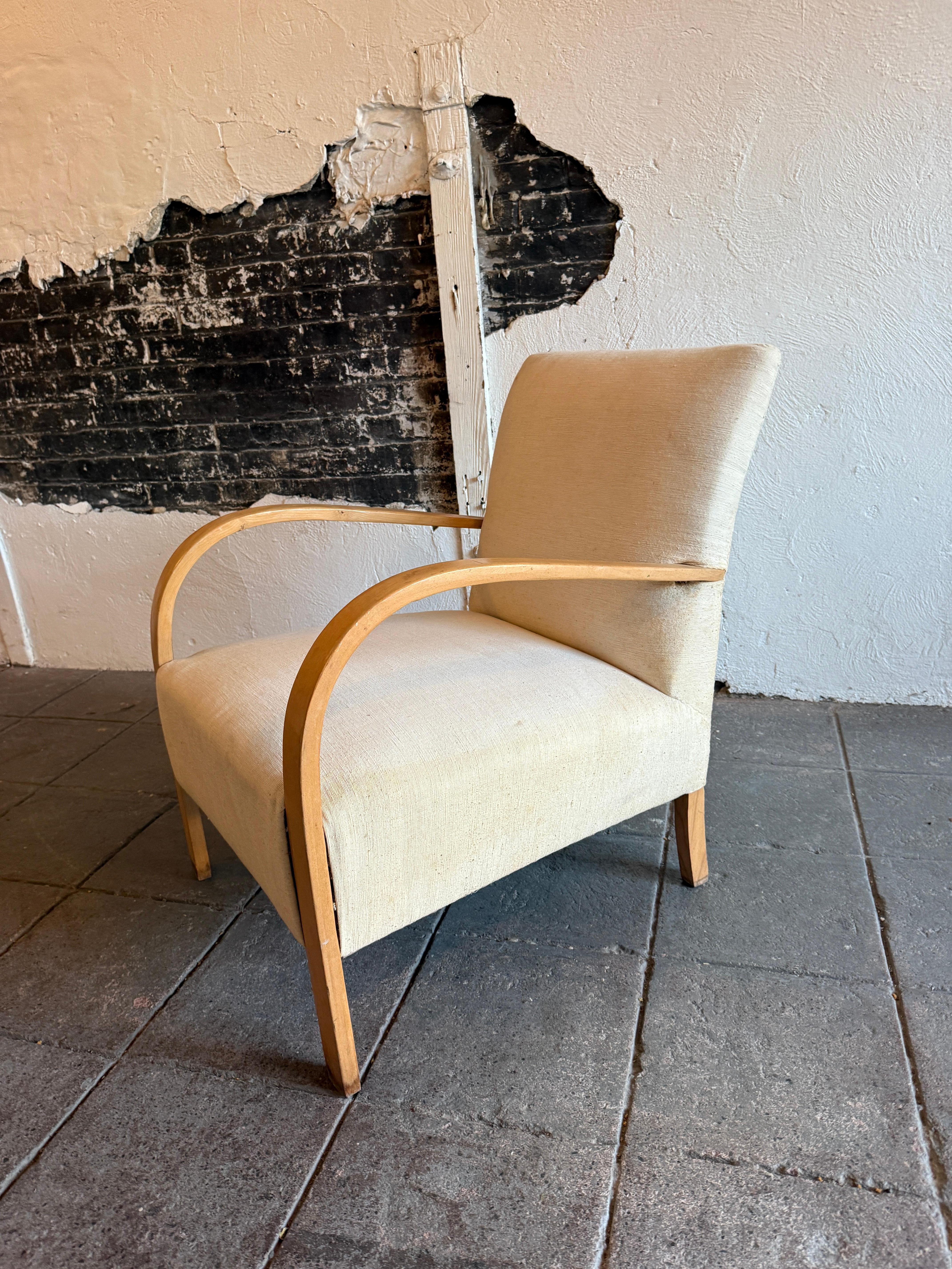 Mid Century Scandinavian Modern de sillón de brazos curvados con lino blanco Escandinavo moderno en venta