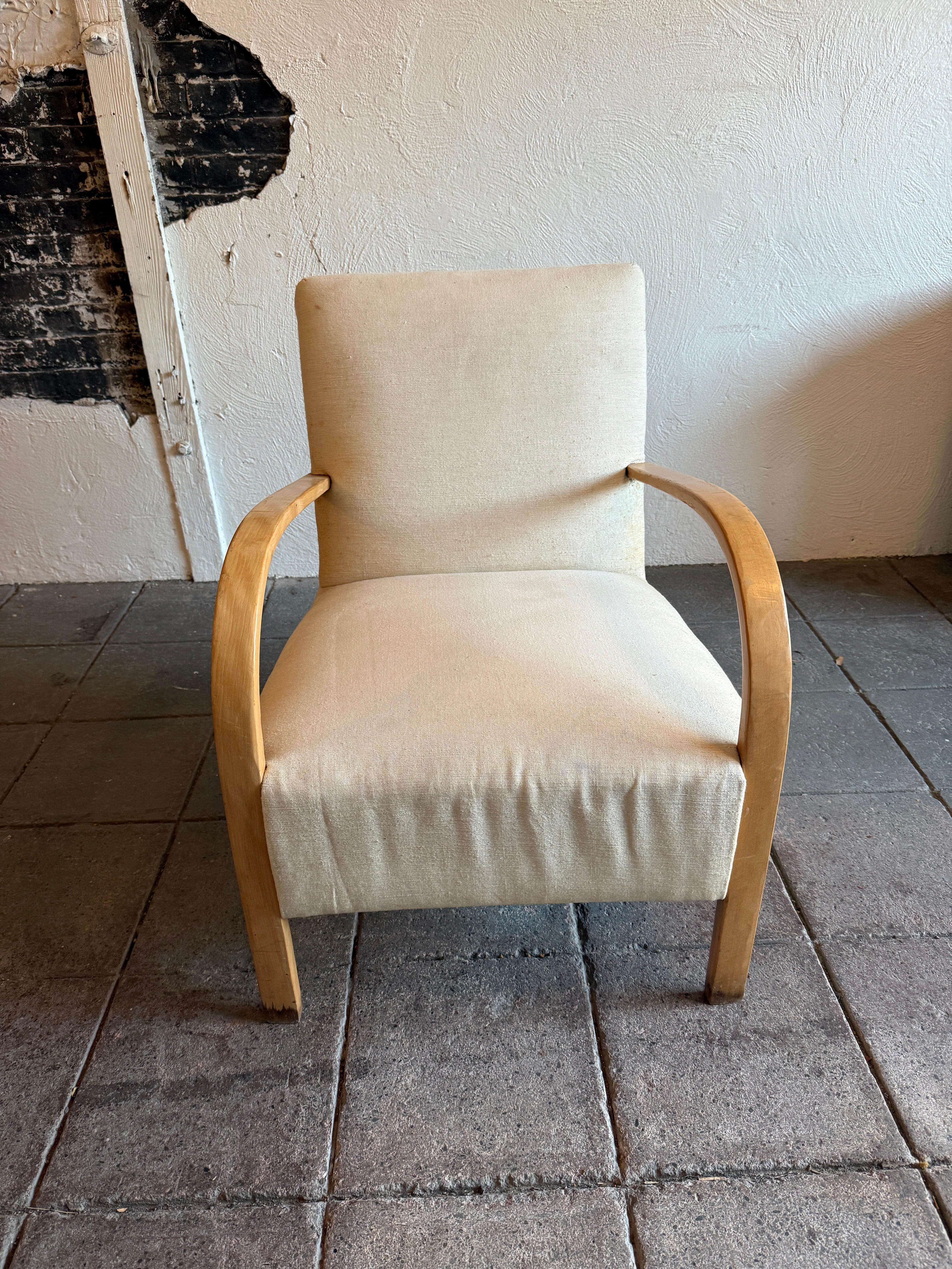 Mid Century Scandinavian Modern de sillón de brazos curvados con lino blanco en Bueno estado para la venta en Brooklyn, NY