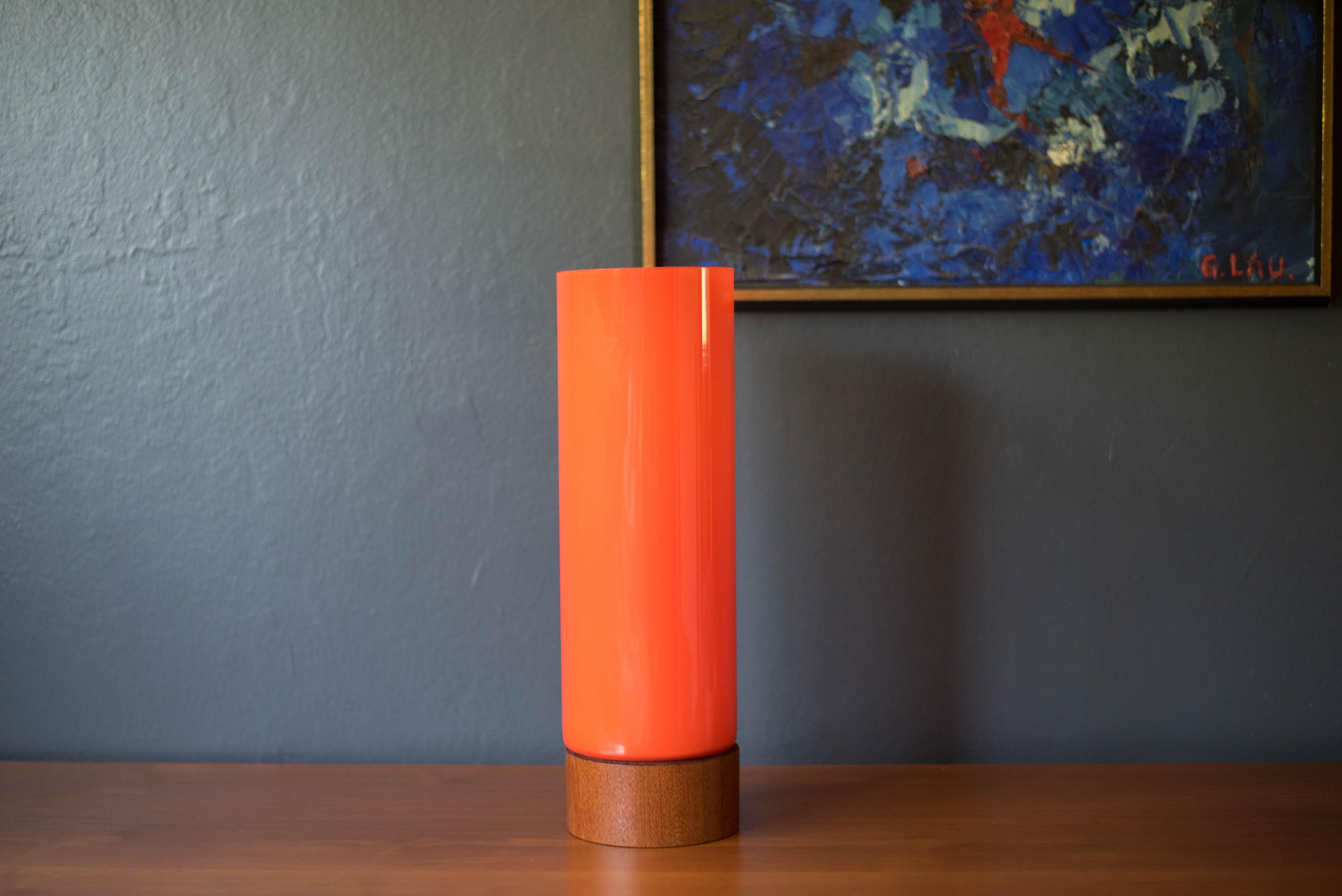 Skandinavische moderne orangefarbene Zylinder-Tischlampe aus Glas und Teakholz (Skandinavische Moderne) im Angebot