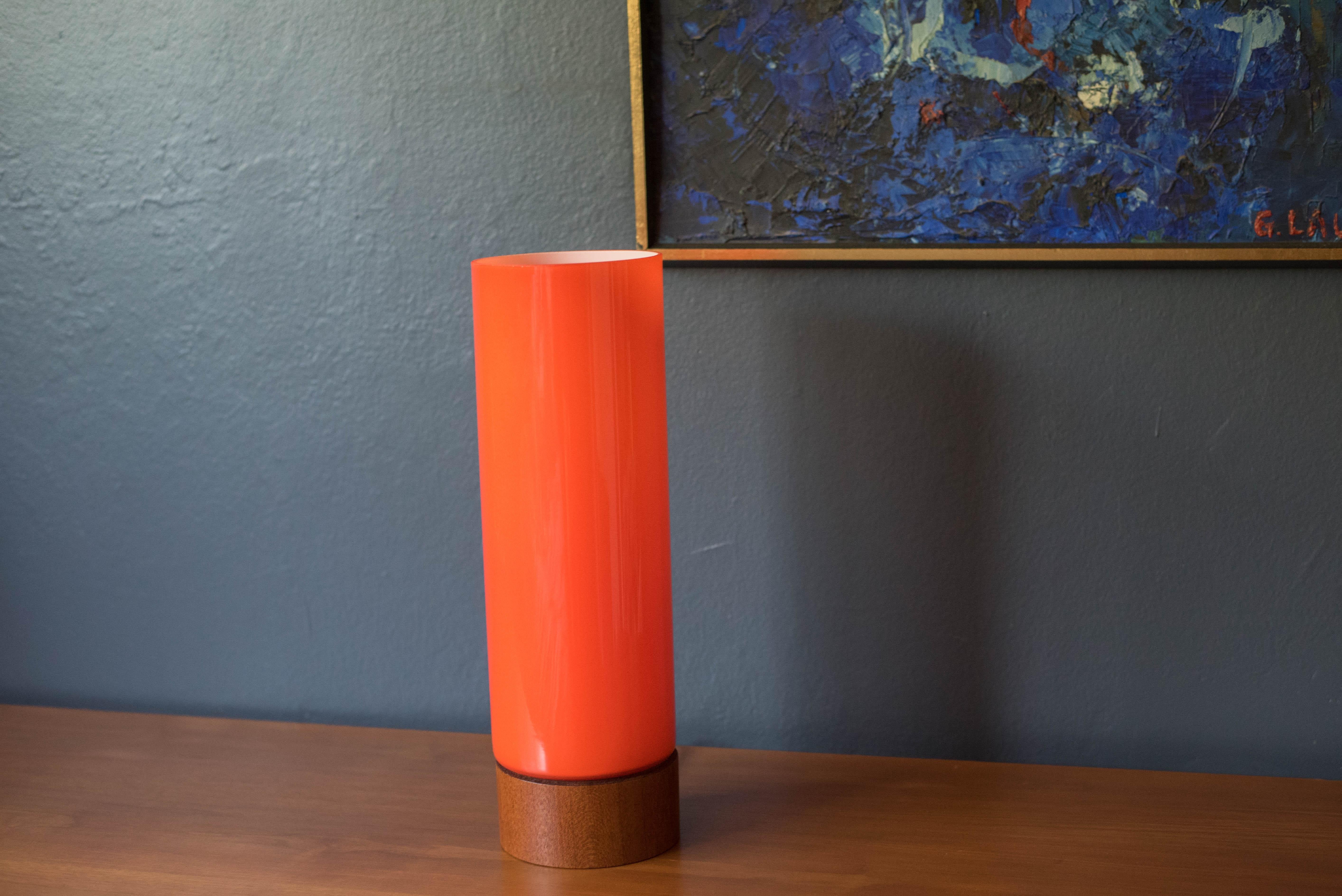 Skandinavische moderne orangefarbene Zylinder-Tischlampe aus Glas und Teakholz im Zustand „Gut“ im Angebot in San Jose, CA