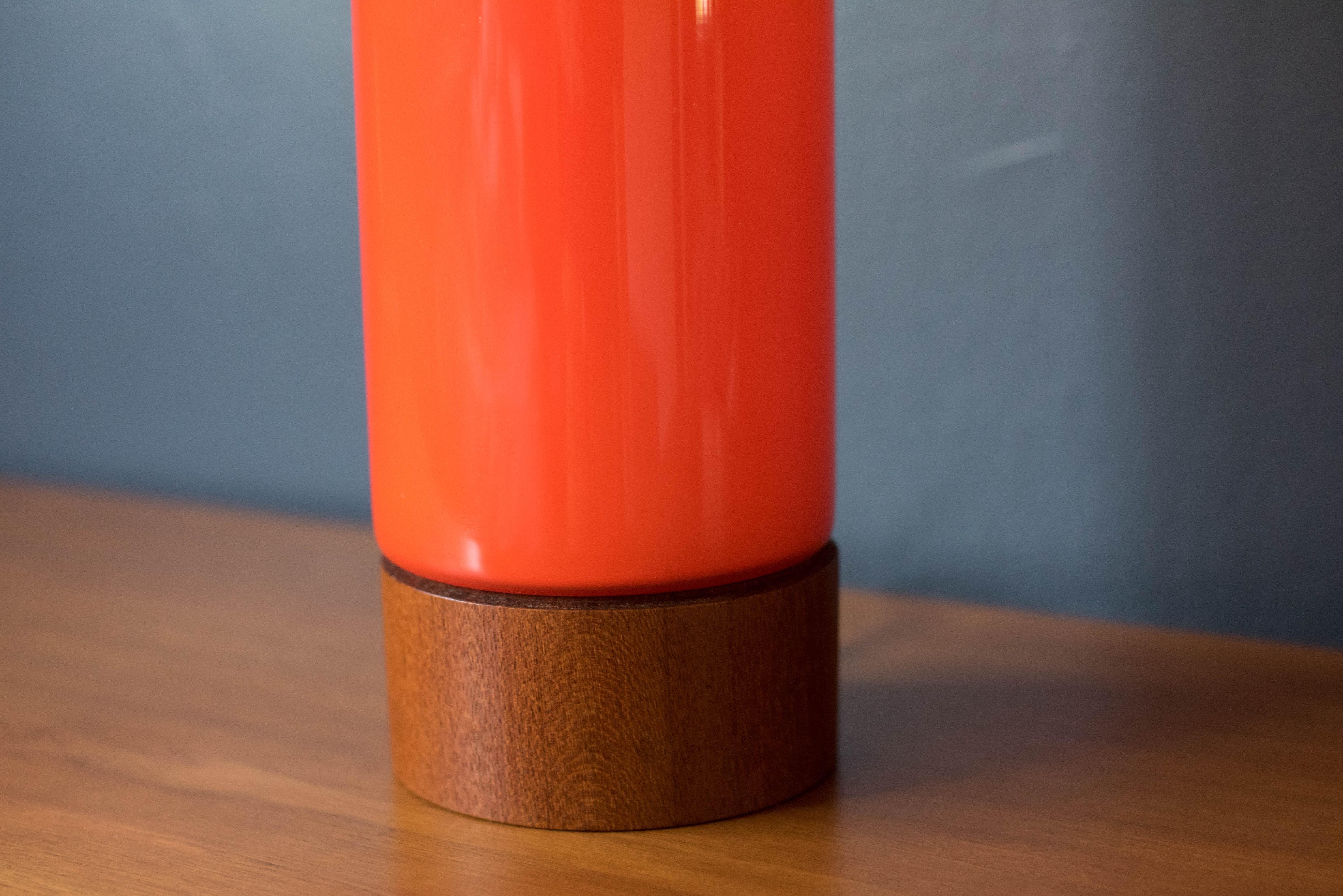 Skandinavische moderne orangefarbene Zylinder-Tischlampe aus Glas und Teakholz (Mitte des 20. Jahrhunderts) im Angebot