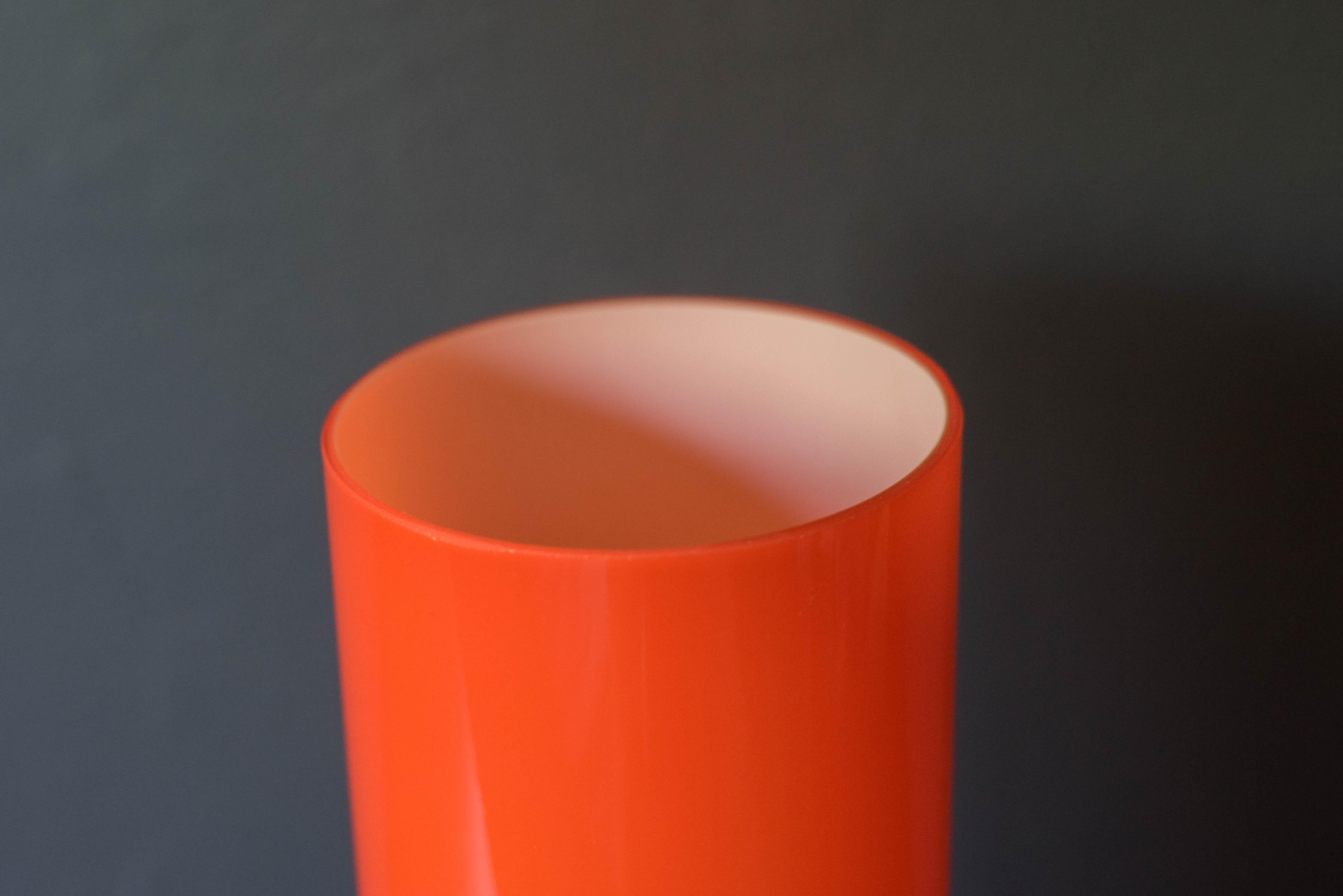 Skandinavische moderne orangefarbene Zylinder-Tischlampe aus Glas und Teakholz im Angebot 1