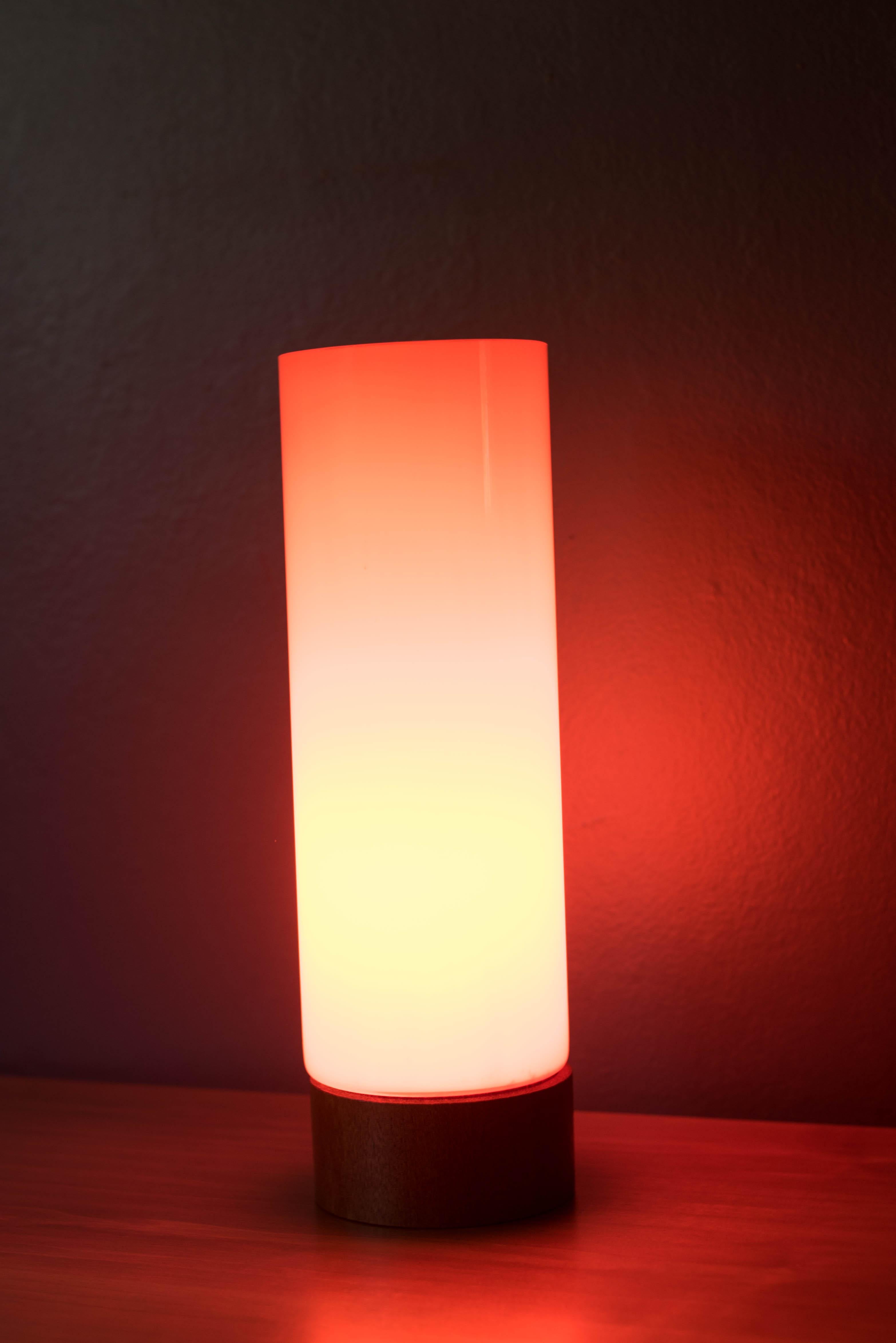Skandinavische moderne orangefarbene Zylinder-Tischlampe aus Glas und Teakholz im Angebot 2