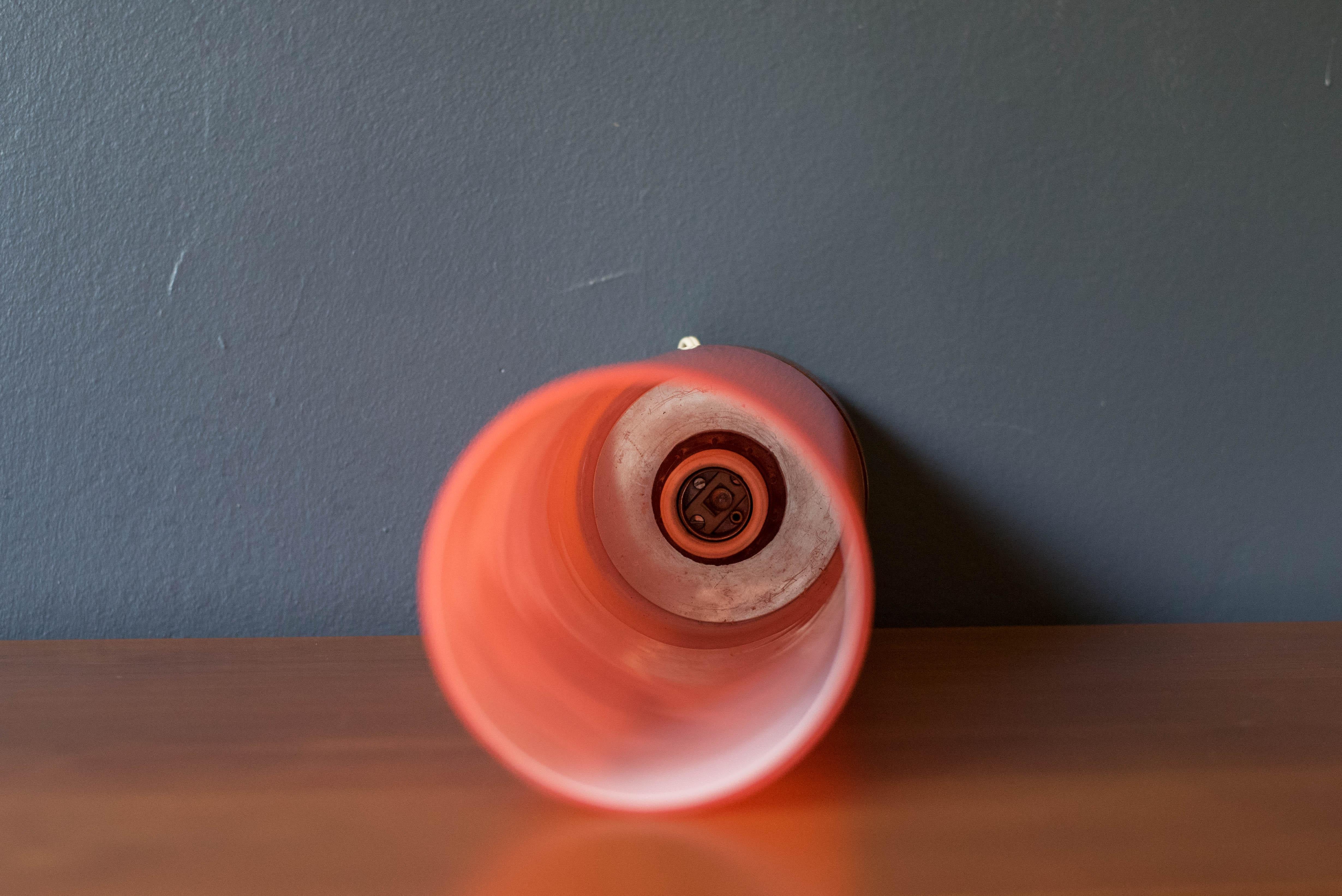 Skandinavische moderne orangefarbene Zylinder-Tischlampe aus Glas und Teakholz im Angebot 3