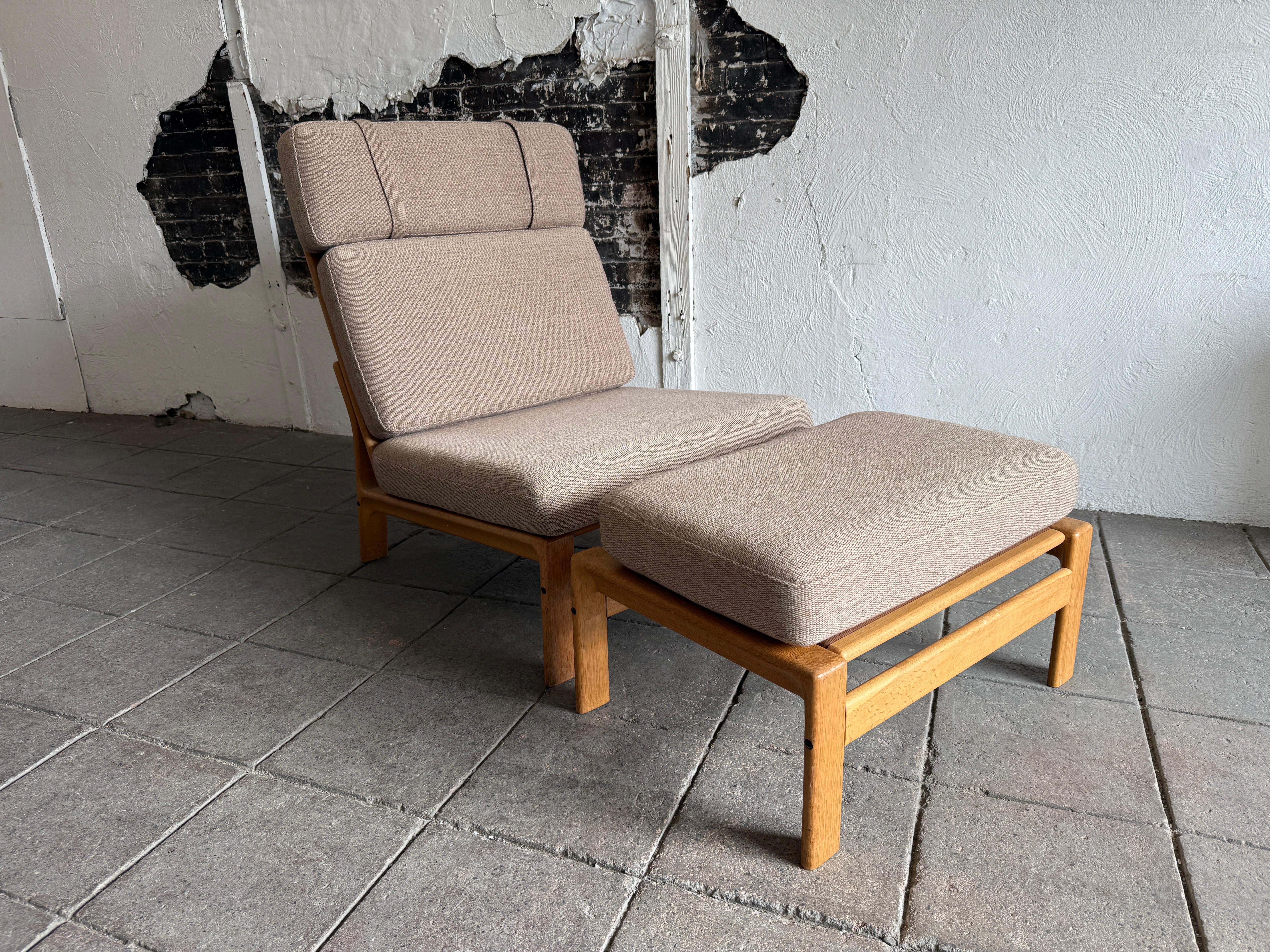 Moderna escandinava de mediados de siglo Silla de salón de roble esculpido con otomana. Silla moderna escandinava muy singular con armazón esculpido de roble claro macizo  y cojines de lana tejida color canela. Silla sin brazos con reposacabezas y