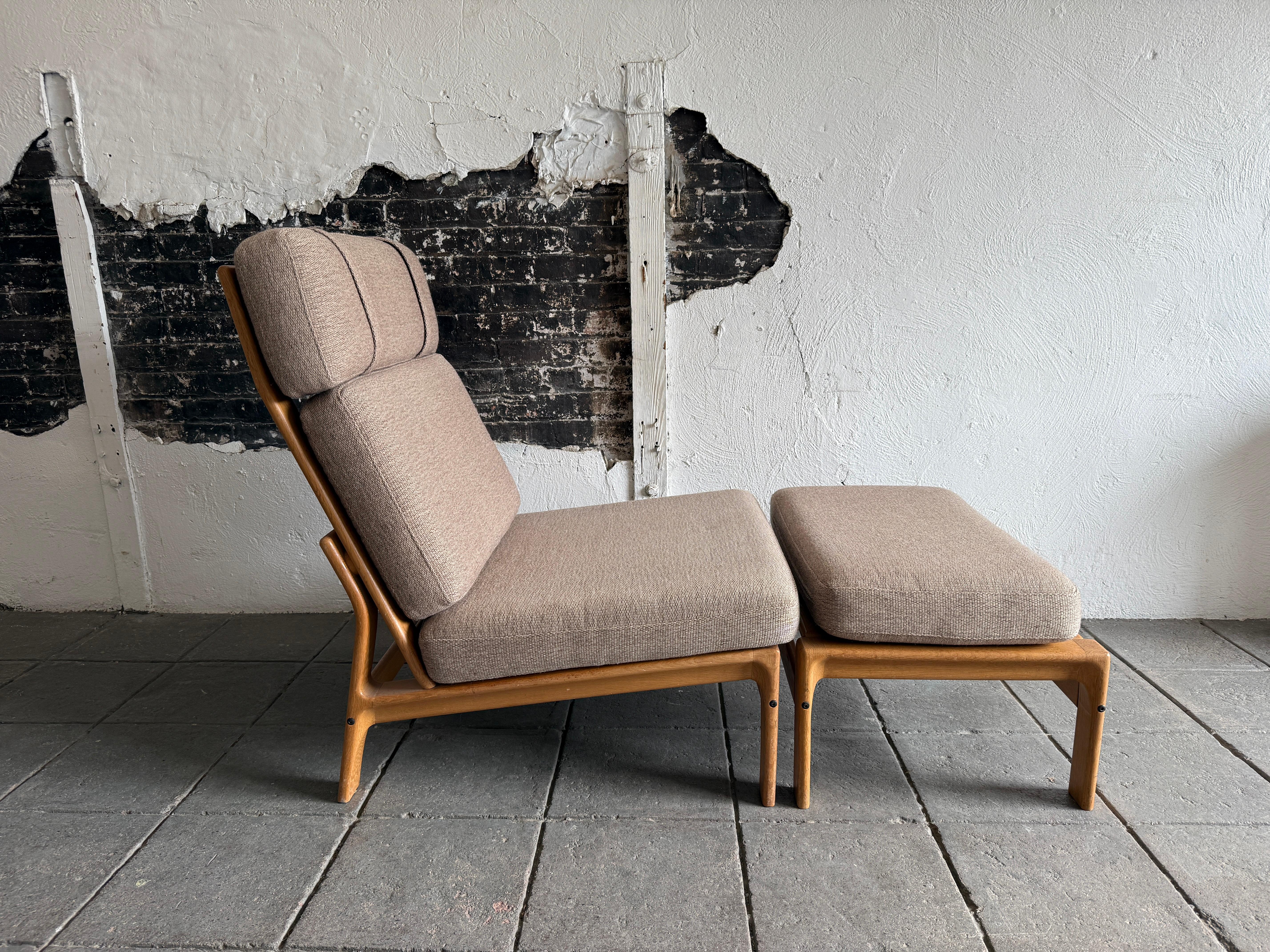 Moderna escandinava de mediados de siglo Sillón de roble esculpido con otomana Escandinavo moderno en venta