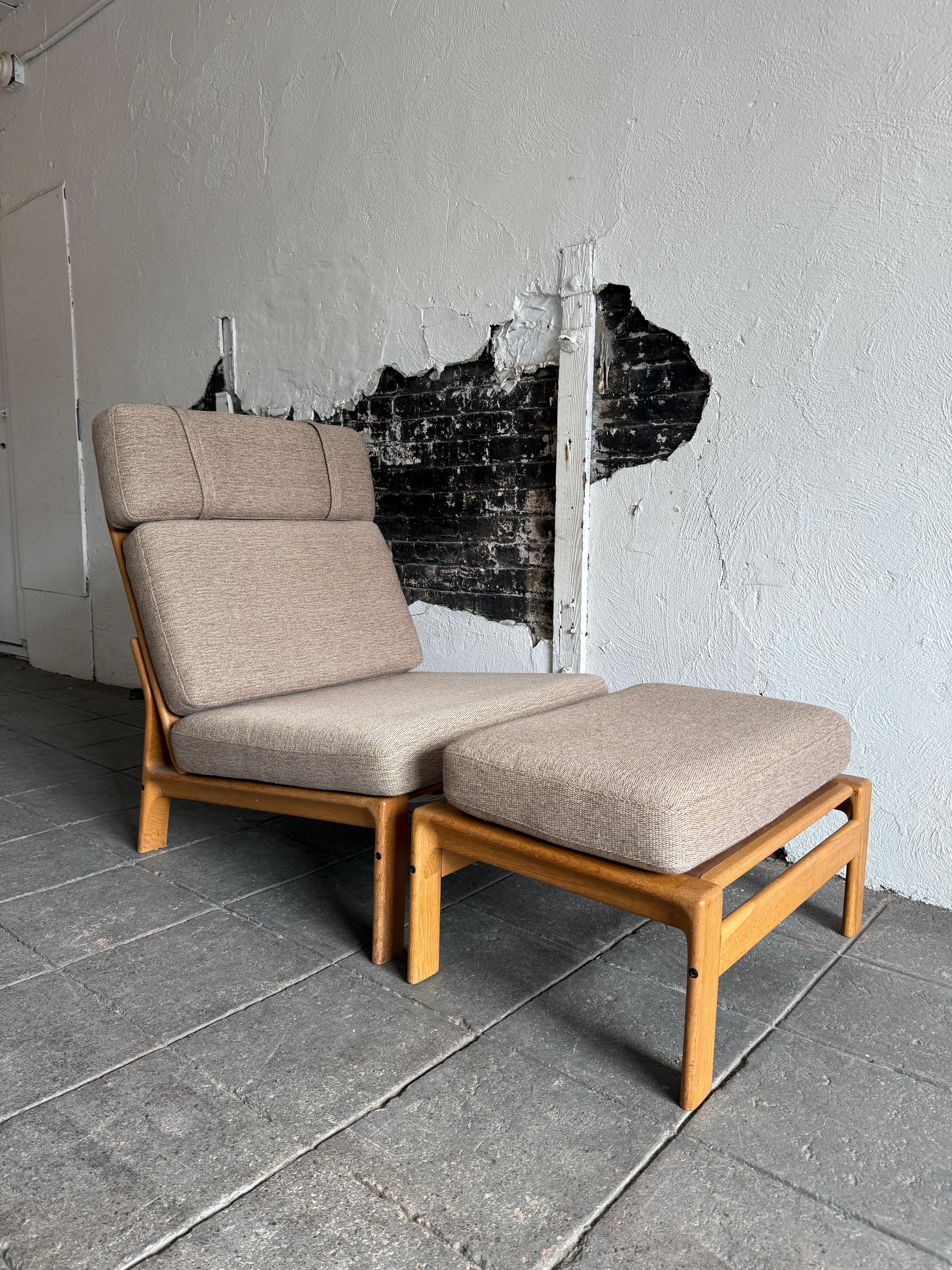 Moderna escandinava de mediados de siglo Sillón de roble esculpido con otomana Danés en venta