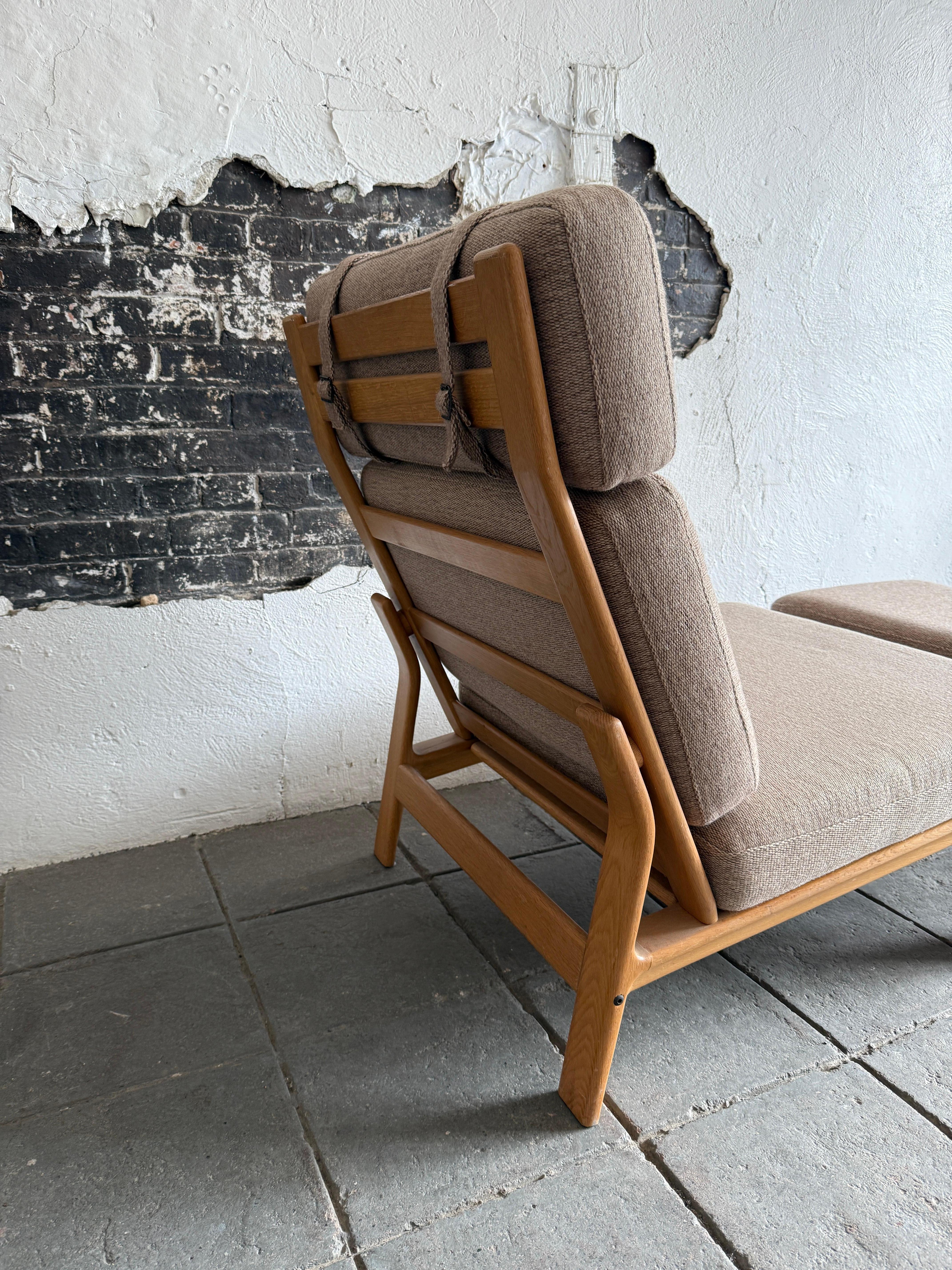 Moderna escandinava de mediados de siglo Sillón de roble esculpido con otomana Carpintería en venta