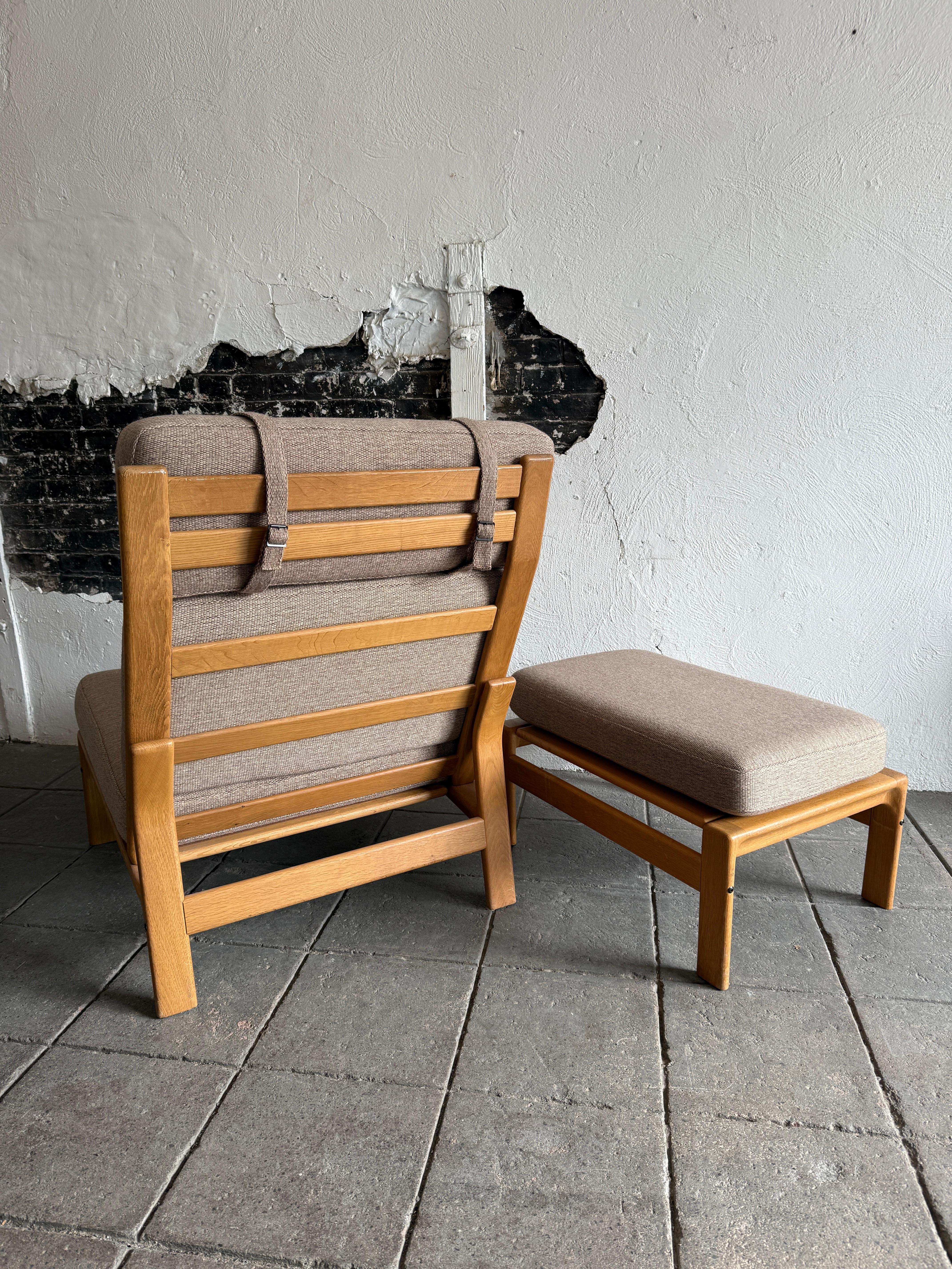 Moderna escandinava de mediados de siglo Sillón de roble esculpido con otomana en Bueno estado para la venta en Brooklyn, NY