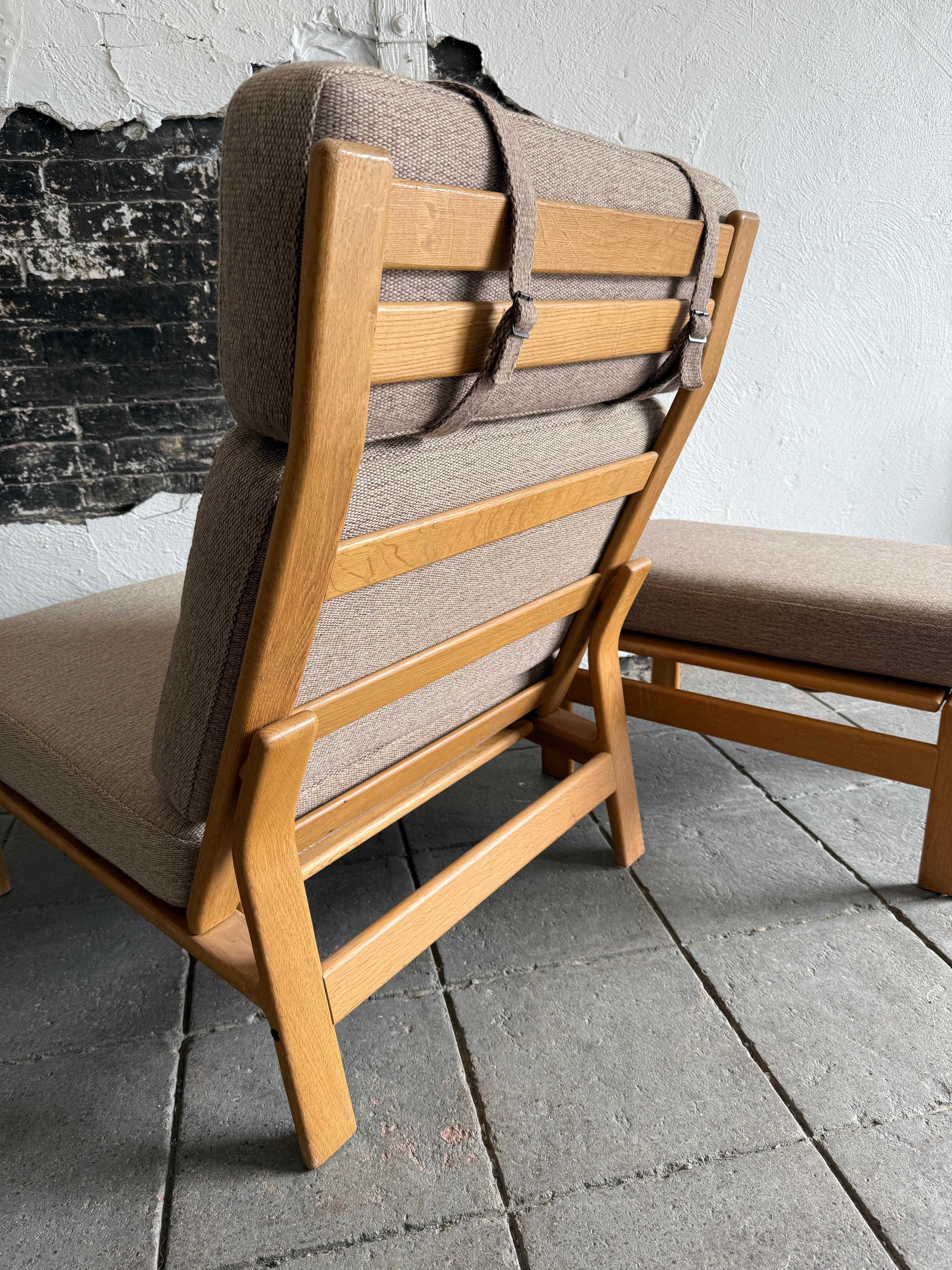 Moderna escandinava de mediados de siglo Sillón de roble esculpido con otomana finales del siglo XX en venta