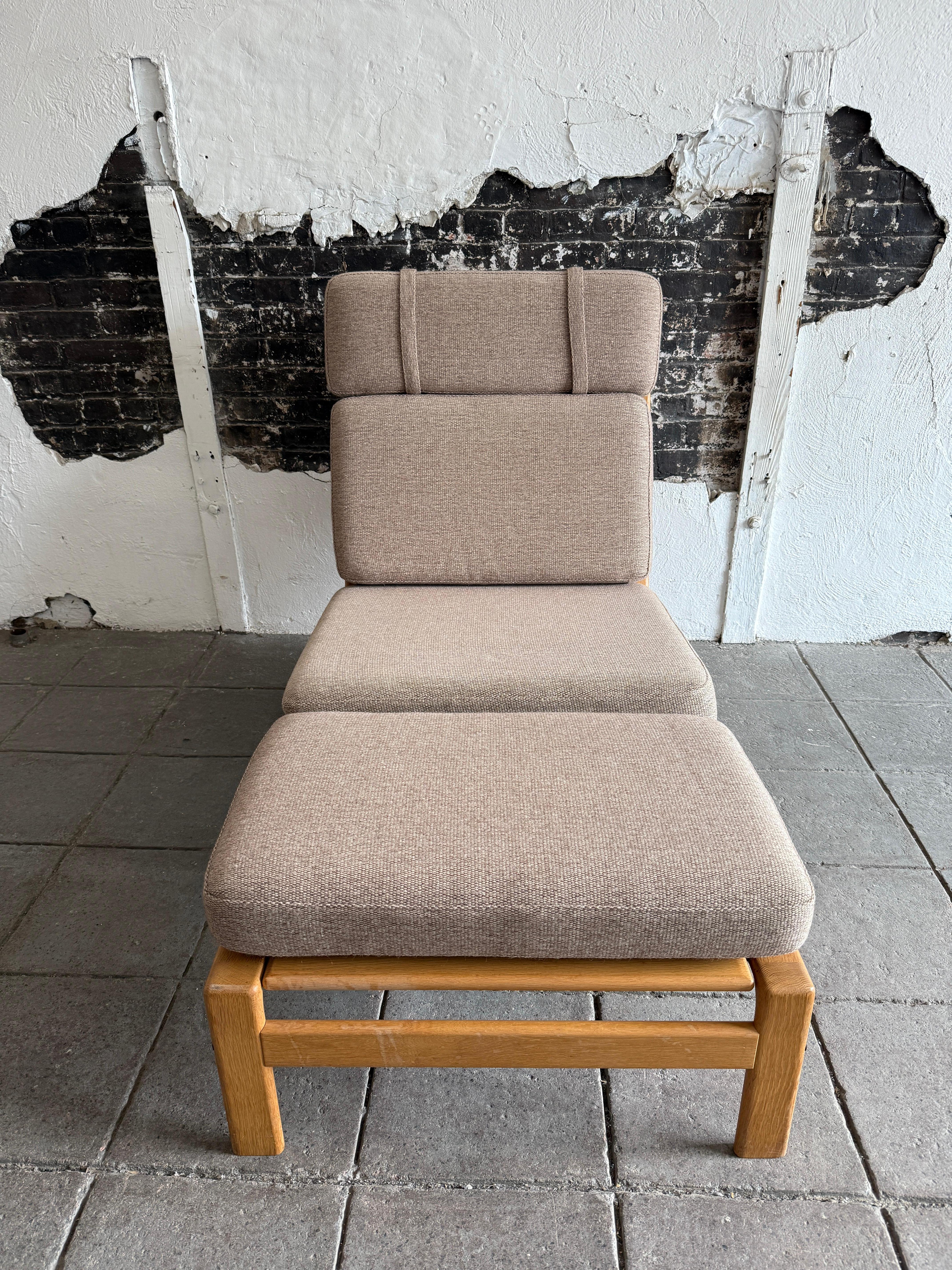 Moderna escandinava de mediados de siglo Sillón de roble esculpido con otomana Tapicería en venta