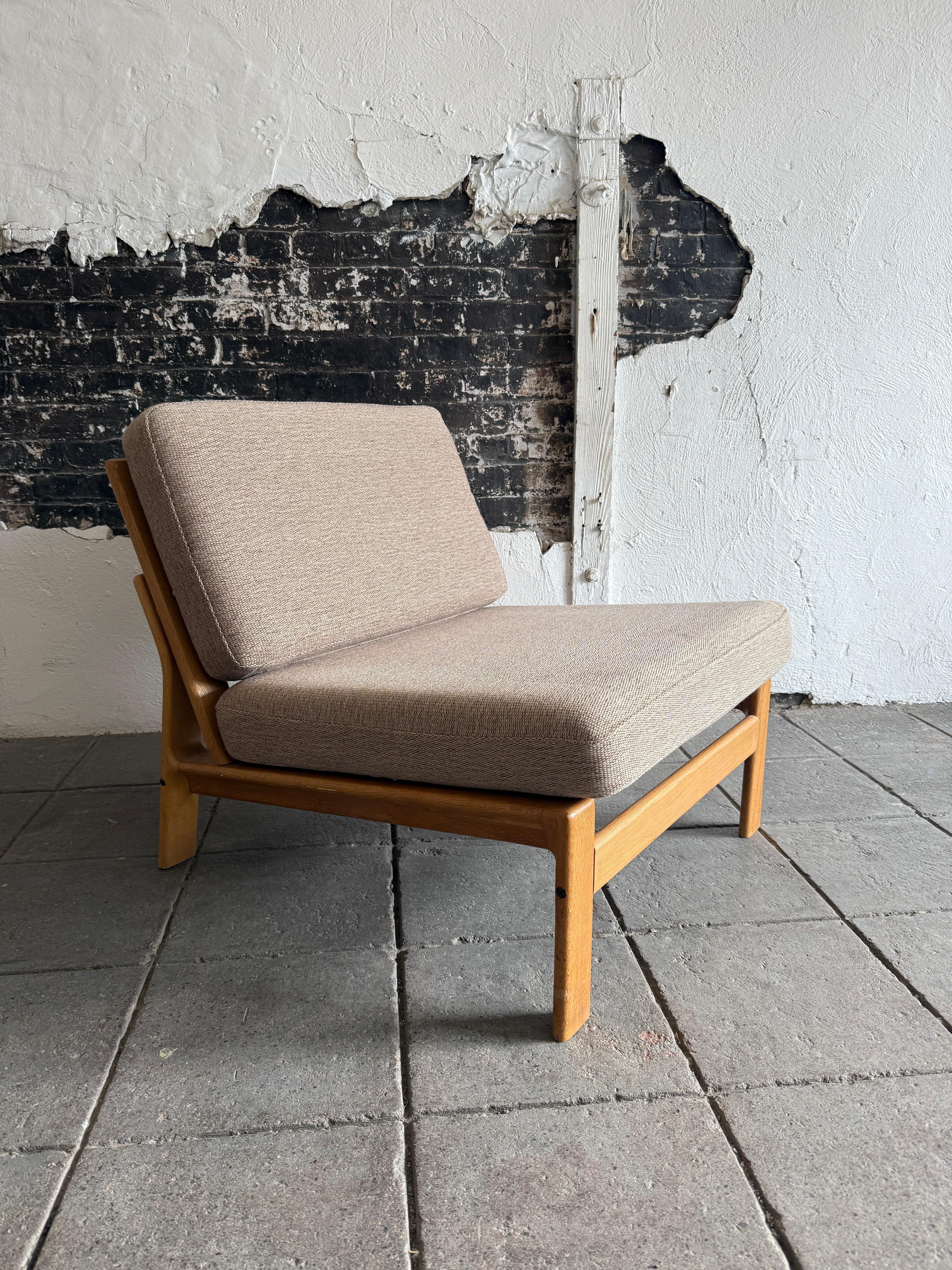 Mid Century Scandinavian Modern Geformte Eiche Low Lounge Stuhl. Einzigartiger Scandinavian Modern Chair mit einem Gestell aus massiver, heller Eiche und braunen, gewebten Wollpolstern. (1) Armless Low Lounge Stuhl. Hat original Polsterung - Riemen