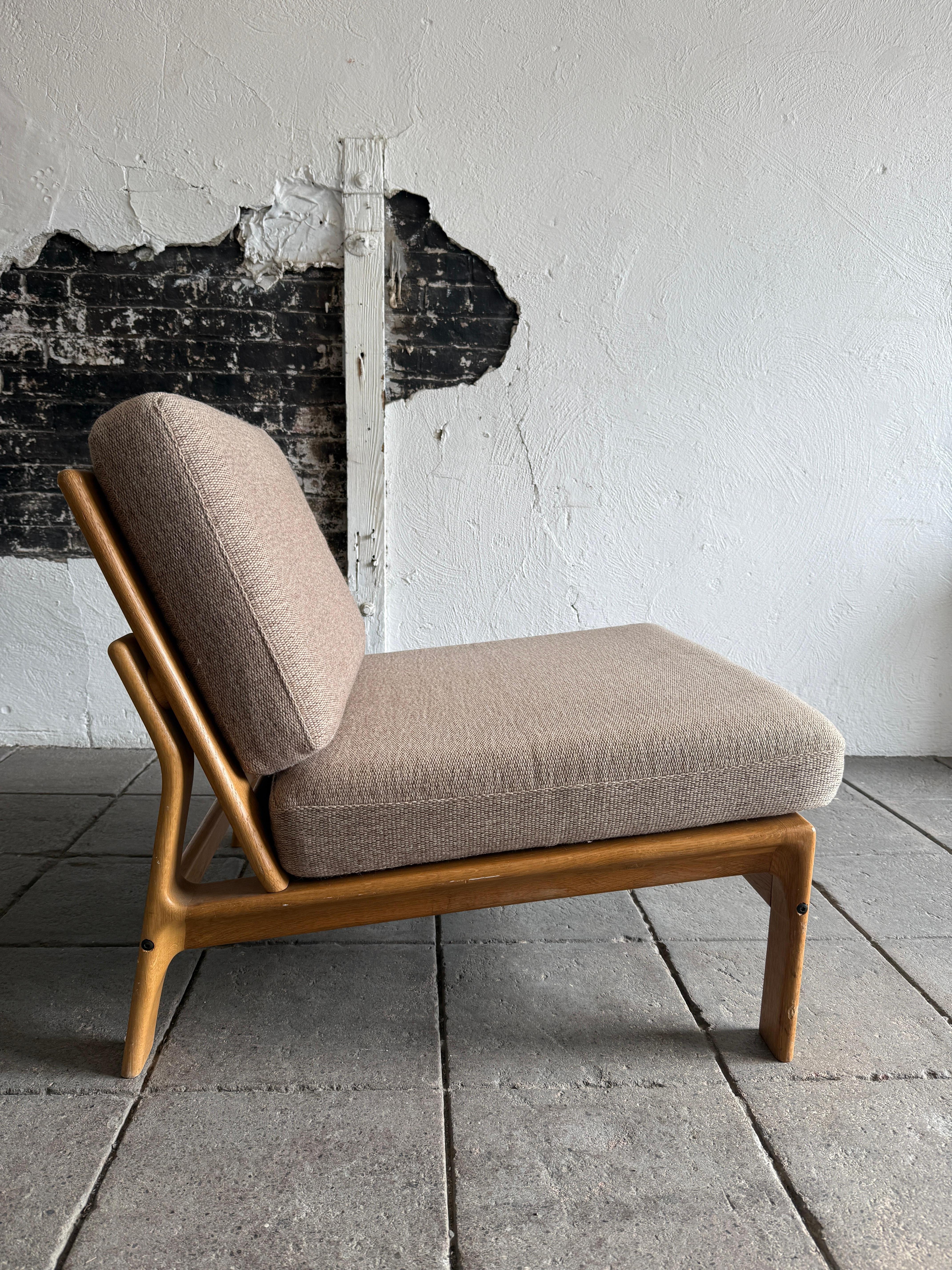 Mid Century Scandinavian Modern Skulpturierte Eiche Low Lounge Stuhl (Skandinavische Moderne) im Angebot