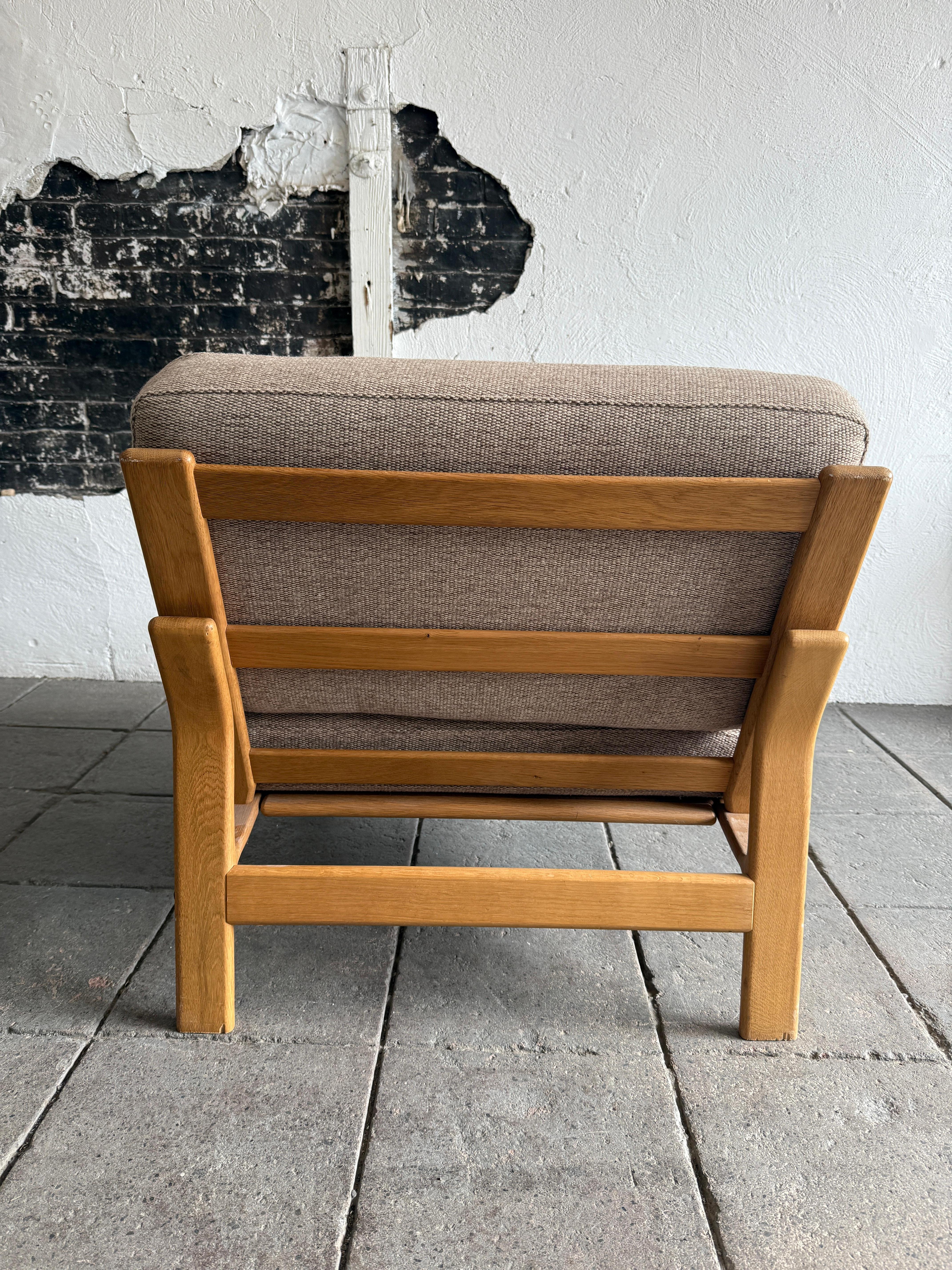 Mid Century Scandinavian Modern Skulpturierte Eiche Low Lounge Stuhl (Dänisch) im Angebot