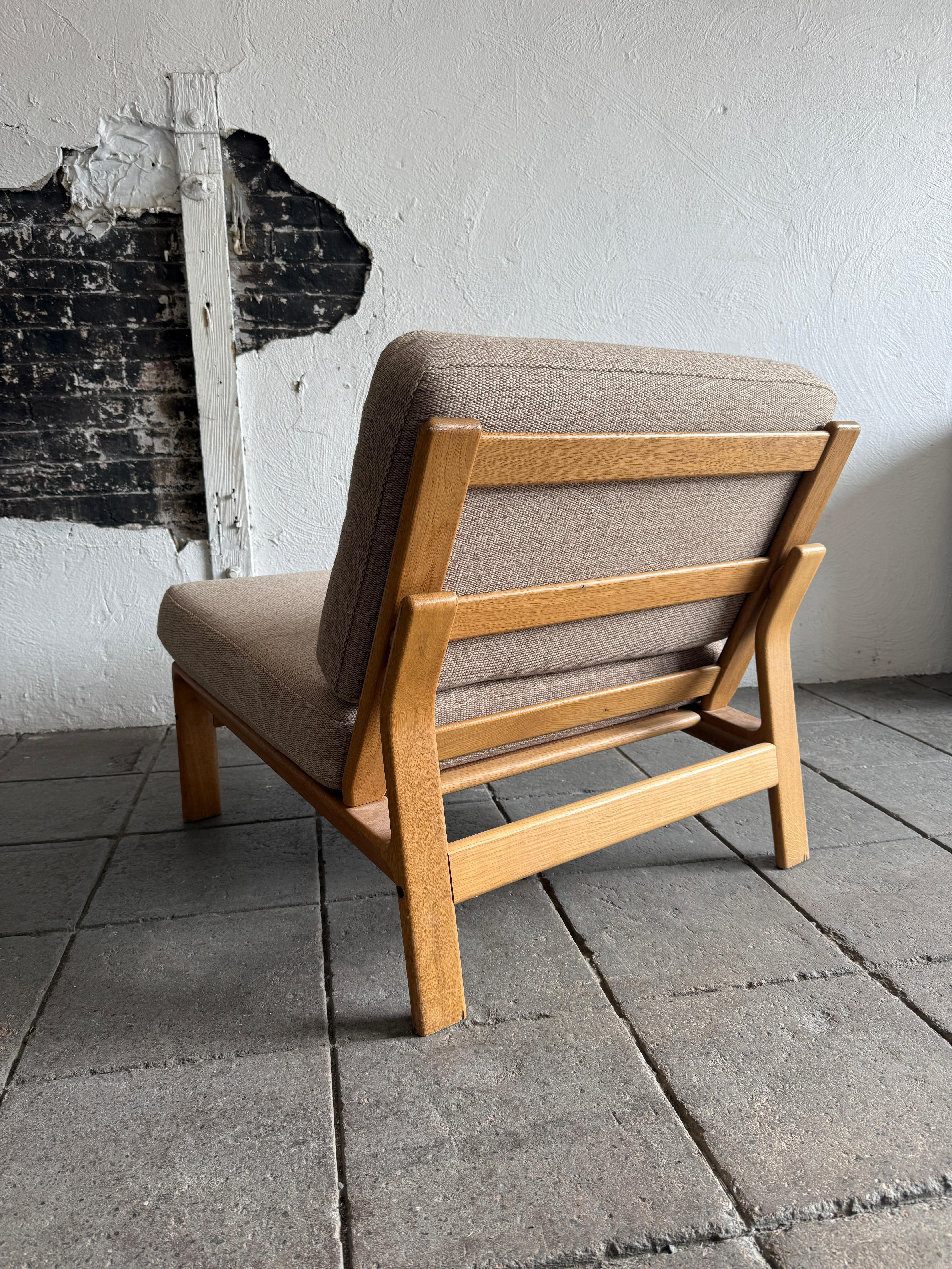 Mid Century Scandinavian Modern Skulpturierte Eiche Low Lounge Stuhl (Holzarbeit) im Angebot