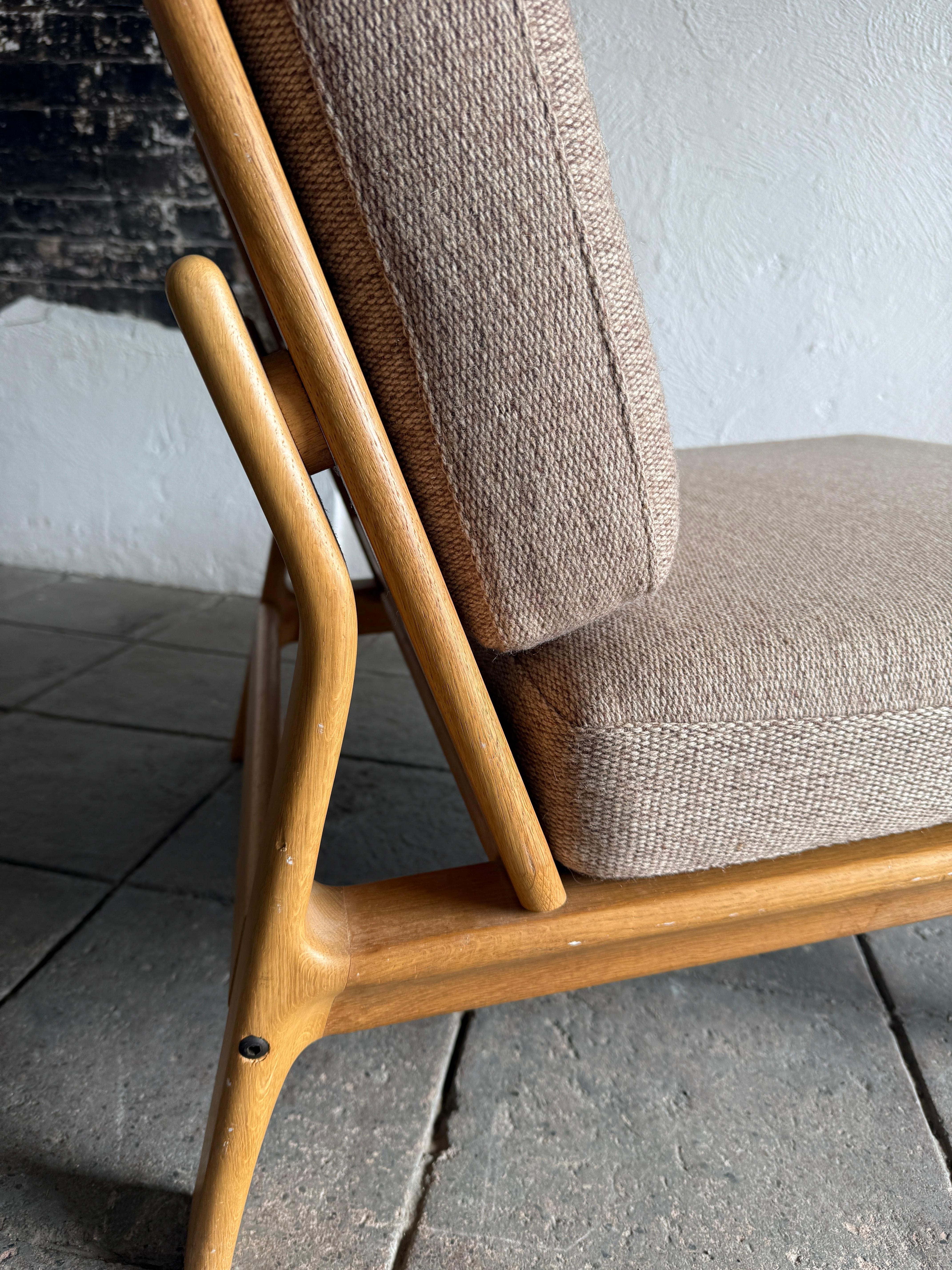 Mid Century Scandinavian Modern Skulpturierte Eiche Low Lounge Stuhl im Zustand „Gut“ im Angebot in Brooklyn, NY