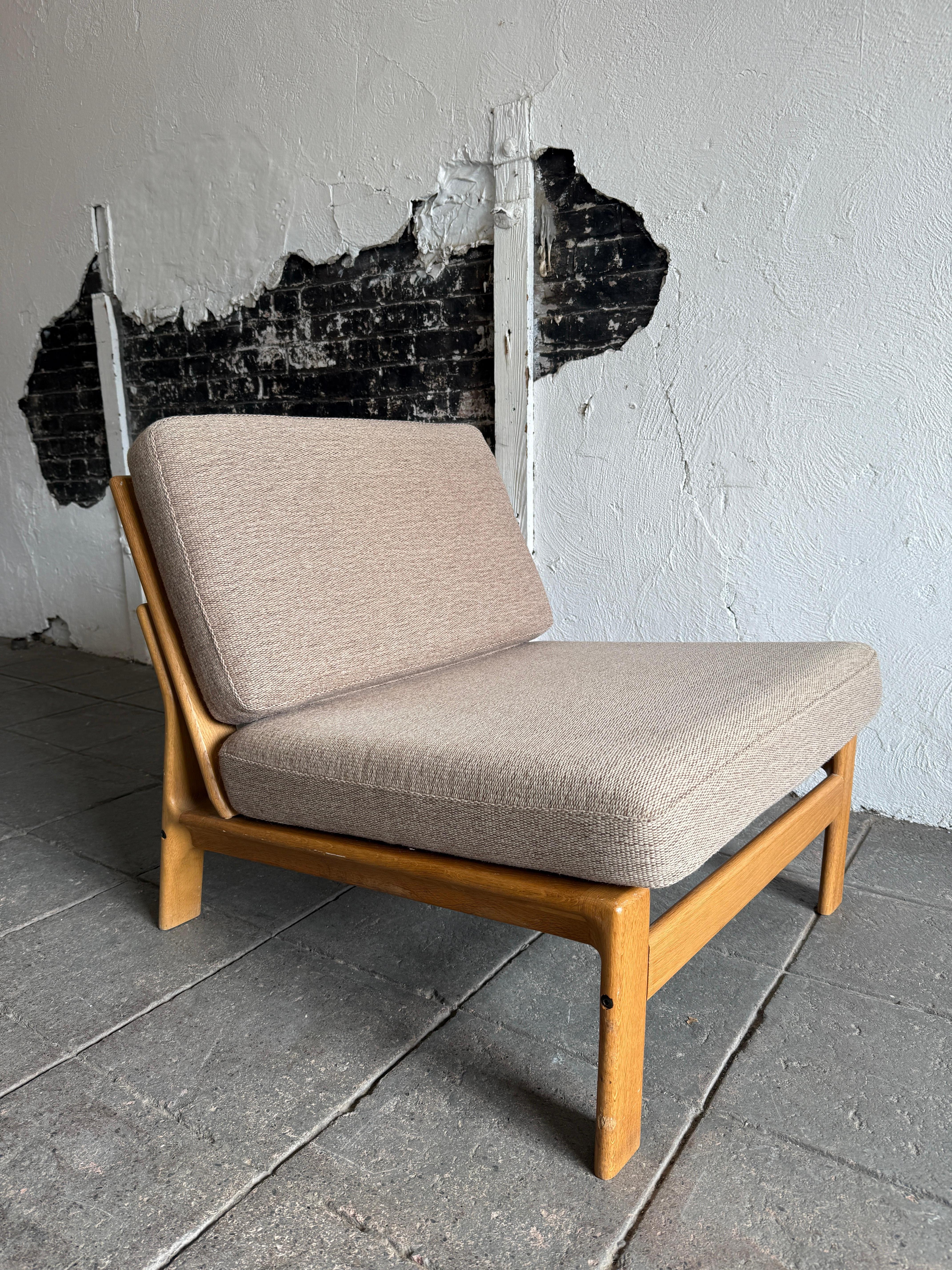 Mid Century Scandinavian Modern Skulpturierte Eiche Low Lounge Stuhl (Ende des 20. Jahrhunderts) im Angebot