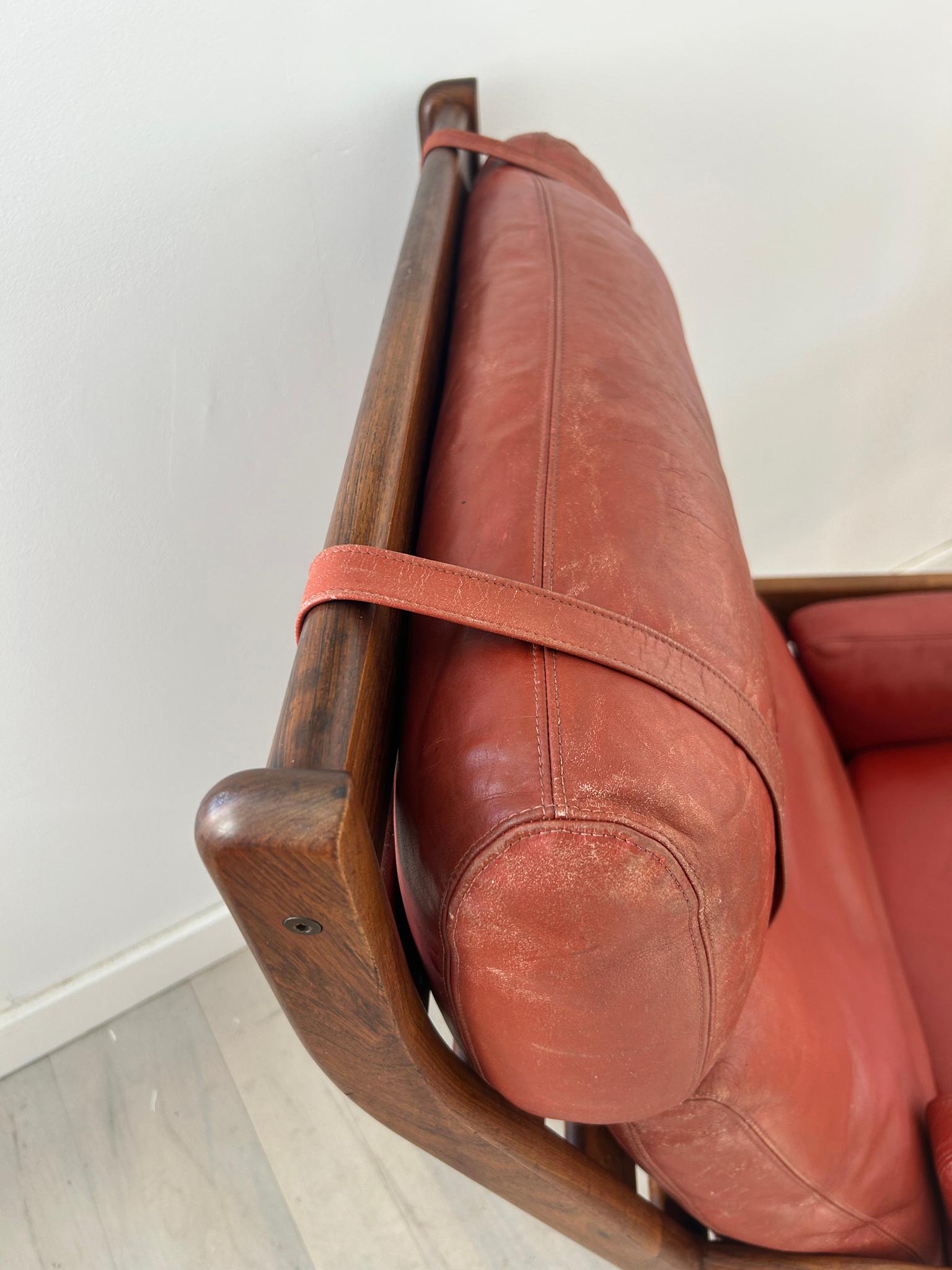 Fauteuil de salon moderne scandinave du milieu du siècle en bois de rose massif et cuir rouge Bon état - En vente à BROOKLYN, NY