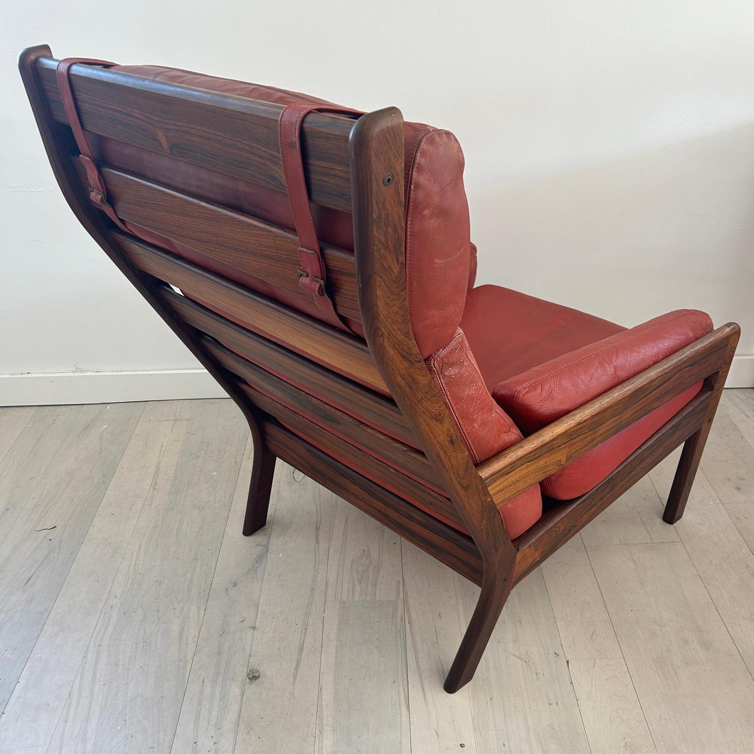 Milieu du XXe siècle Fauteuil de salon moderne scandinave du milieu du siècle en bois de rose massif et cuir rouge en vente