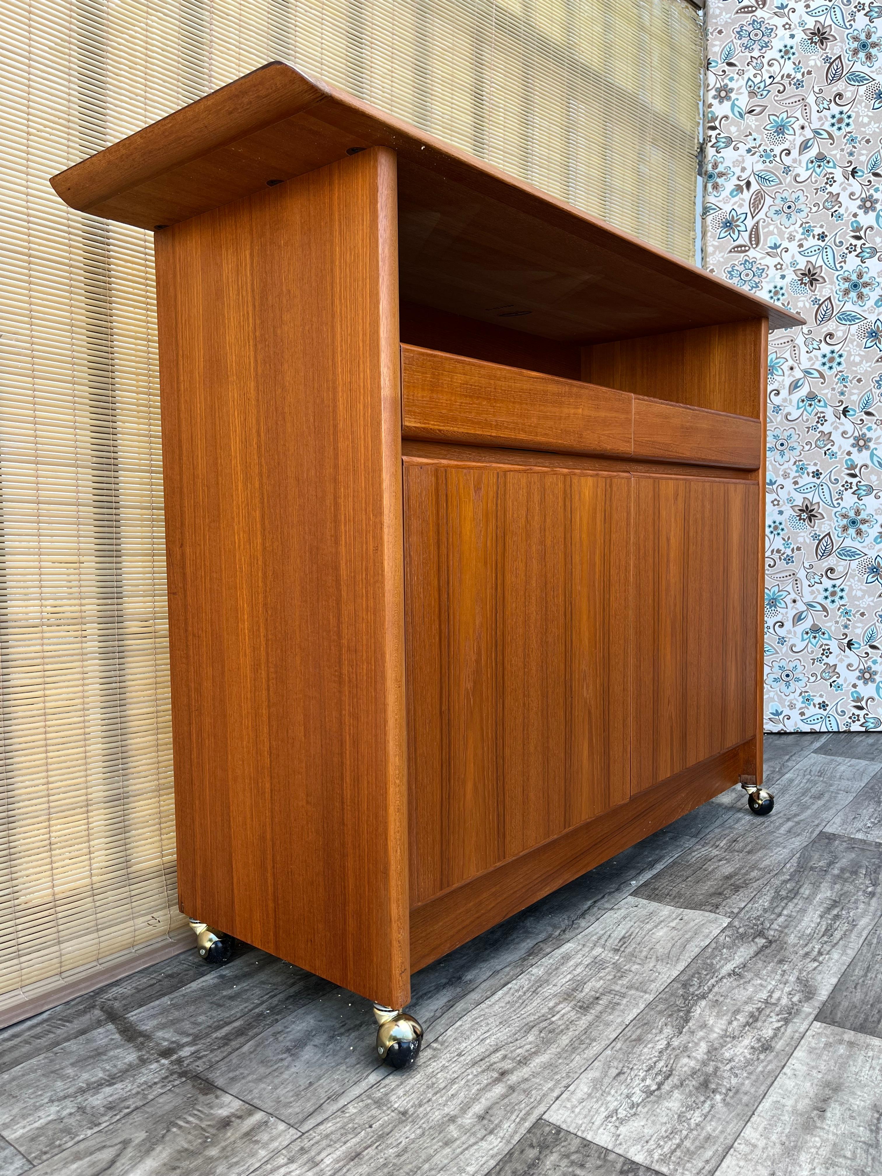 Mid Century Scandinavian Modern Style Teak Server With Casters. Circa 1980s For Sale 4