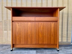 Servidor de teca de estilo moderno escandinavo de mediados de siglo con ruedas. Alrededor de 1980