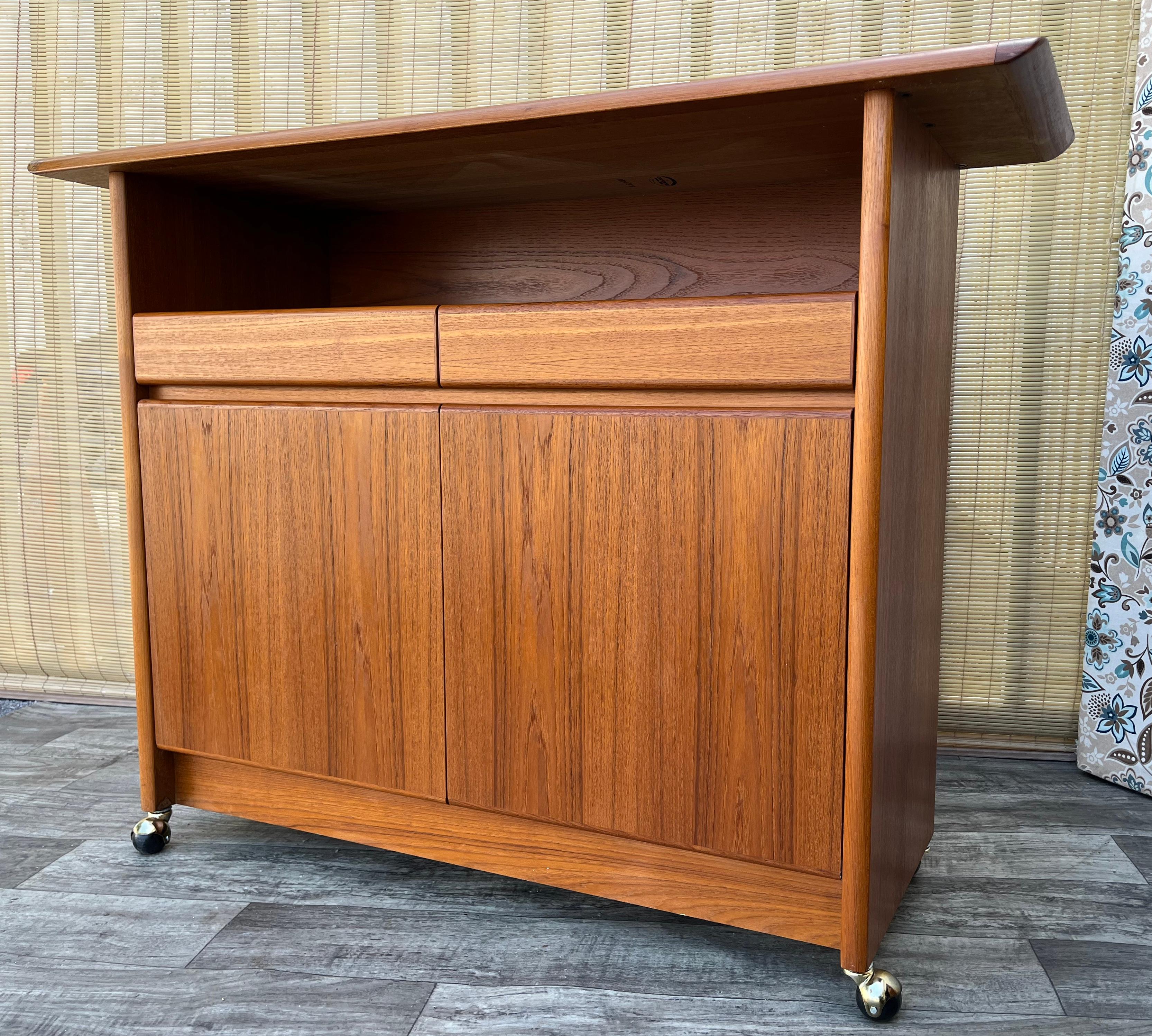 Mid Century Scandinavian Modern Style Teak Server With Casters. Circa 1980s For Sale 28
