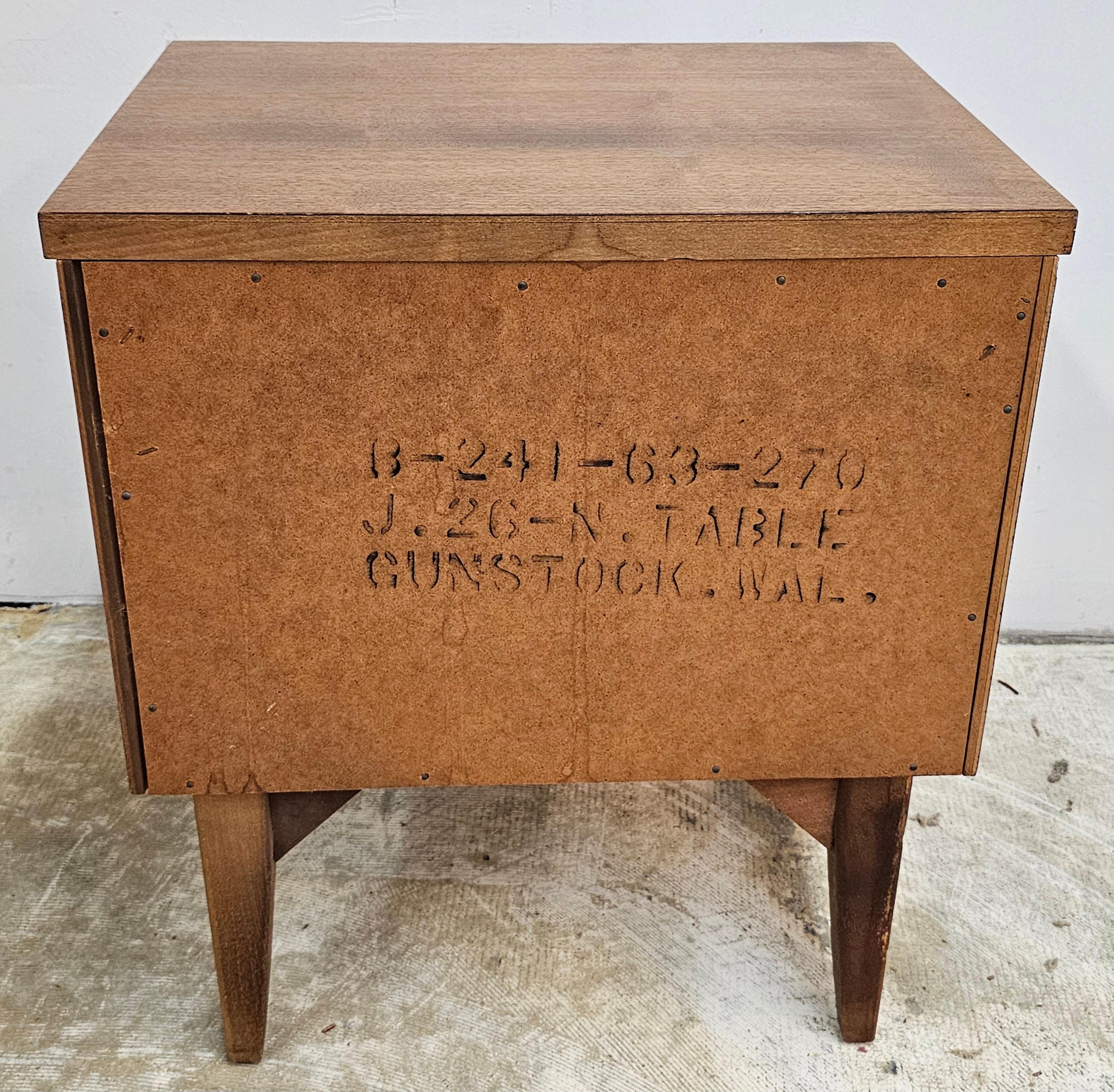 Table de chevet à deux tiroirs de style scandinave moderne du milieu du siècle dernier en vente 2