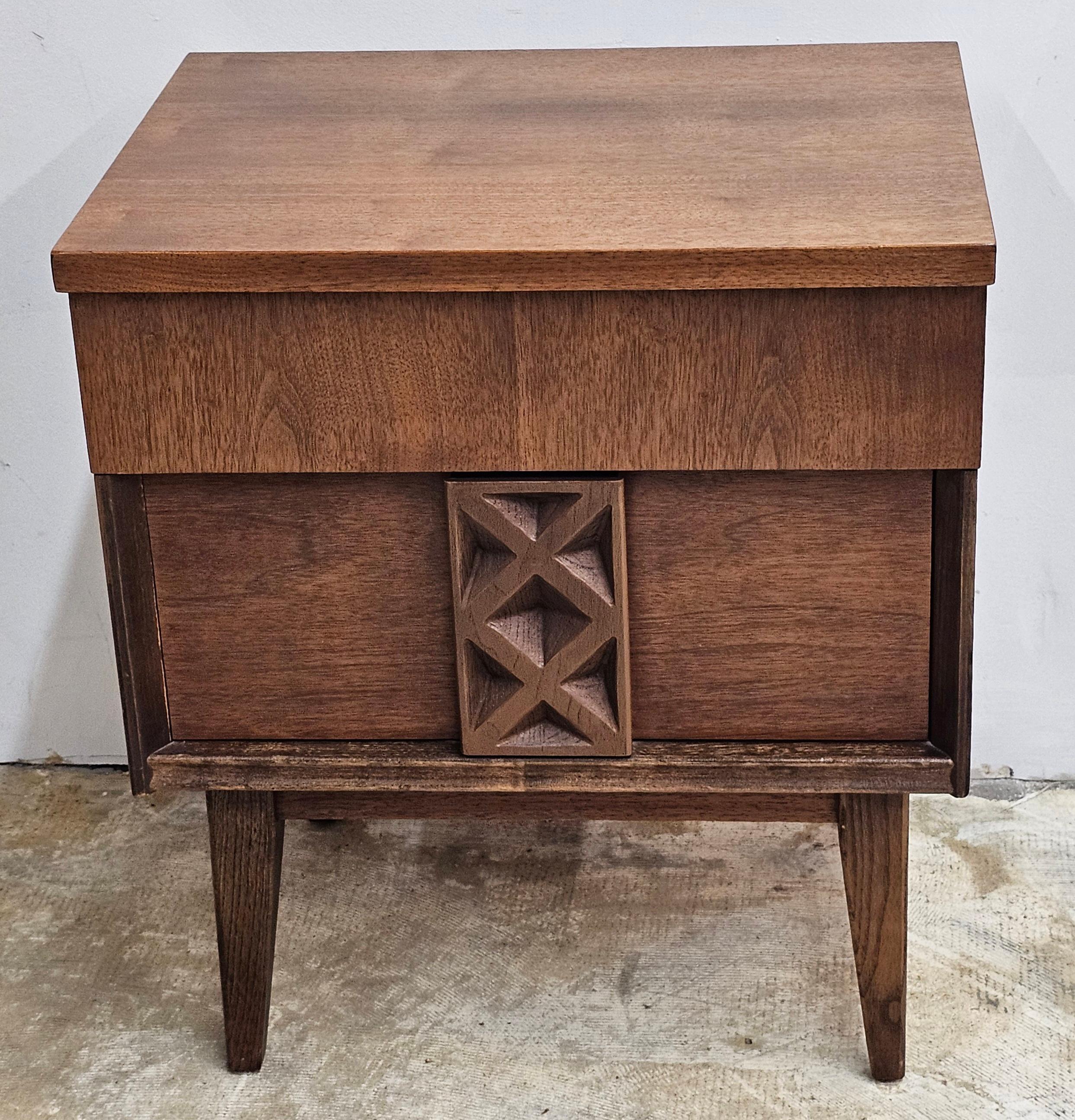 Table de chevet à deux tiroirs en noyer de style moderne danois du milieu du siècle, en très bon état. Mesure 20