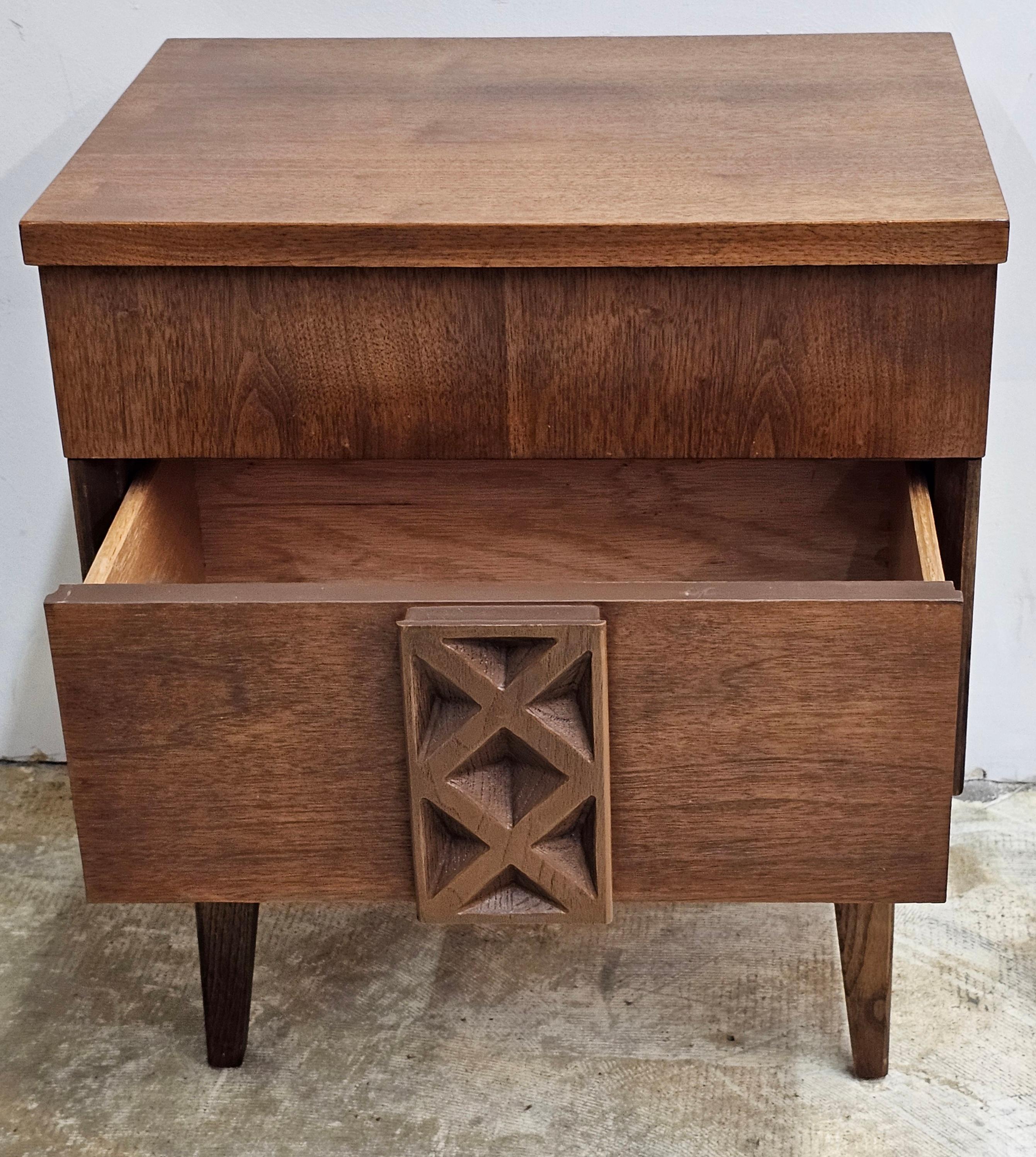 Scandinave moderne Table de chevet à deux tiroirs de style scandinave moderne du milieu du siècle dernier en vente