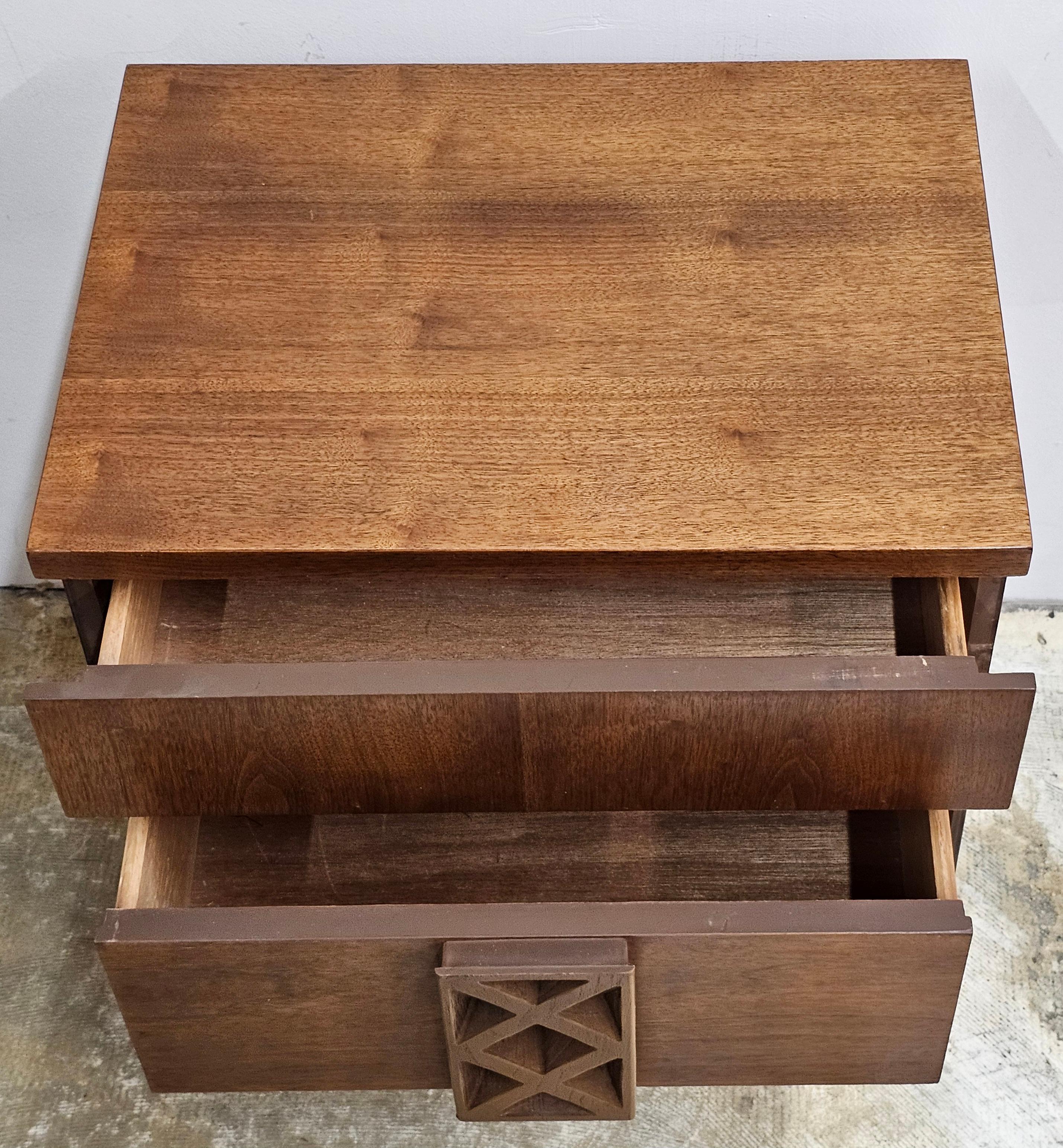 Américain Table de chevet à deux tiroirs de style scandinave moderne du milieu du siècle dernier en vente