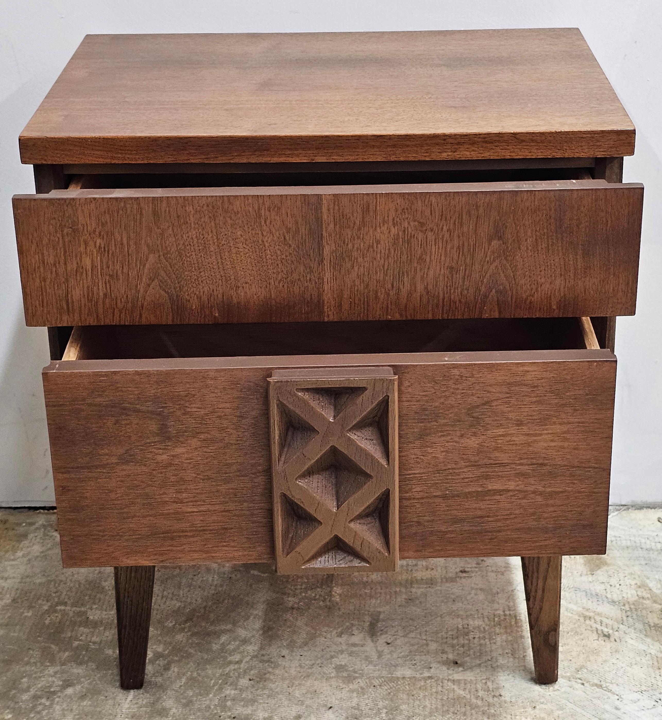 Fait main Table de chevet à deux tiroirs de style scandinave moderne du milieu du siècle dernier en vente