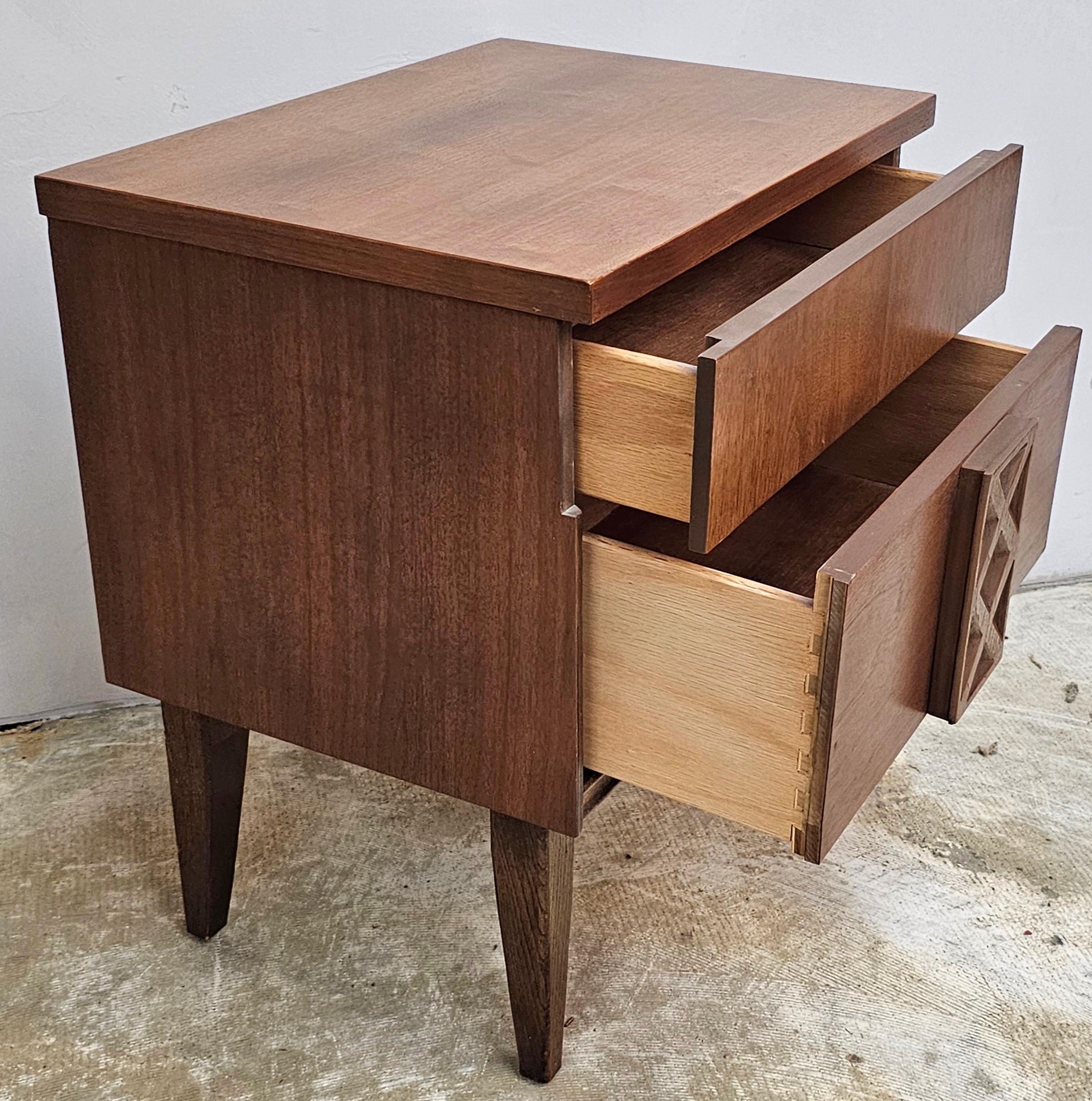 Table de chevet à deux tiroirs de style scandinave moderne du milieu du siècle dernier Bon état - En vente à Germantown, MD