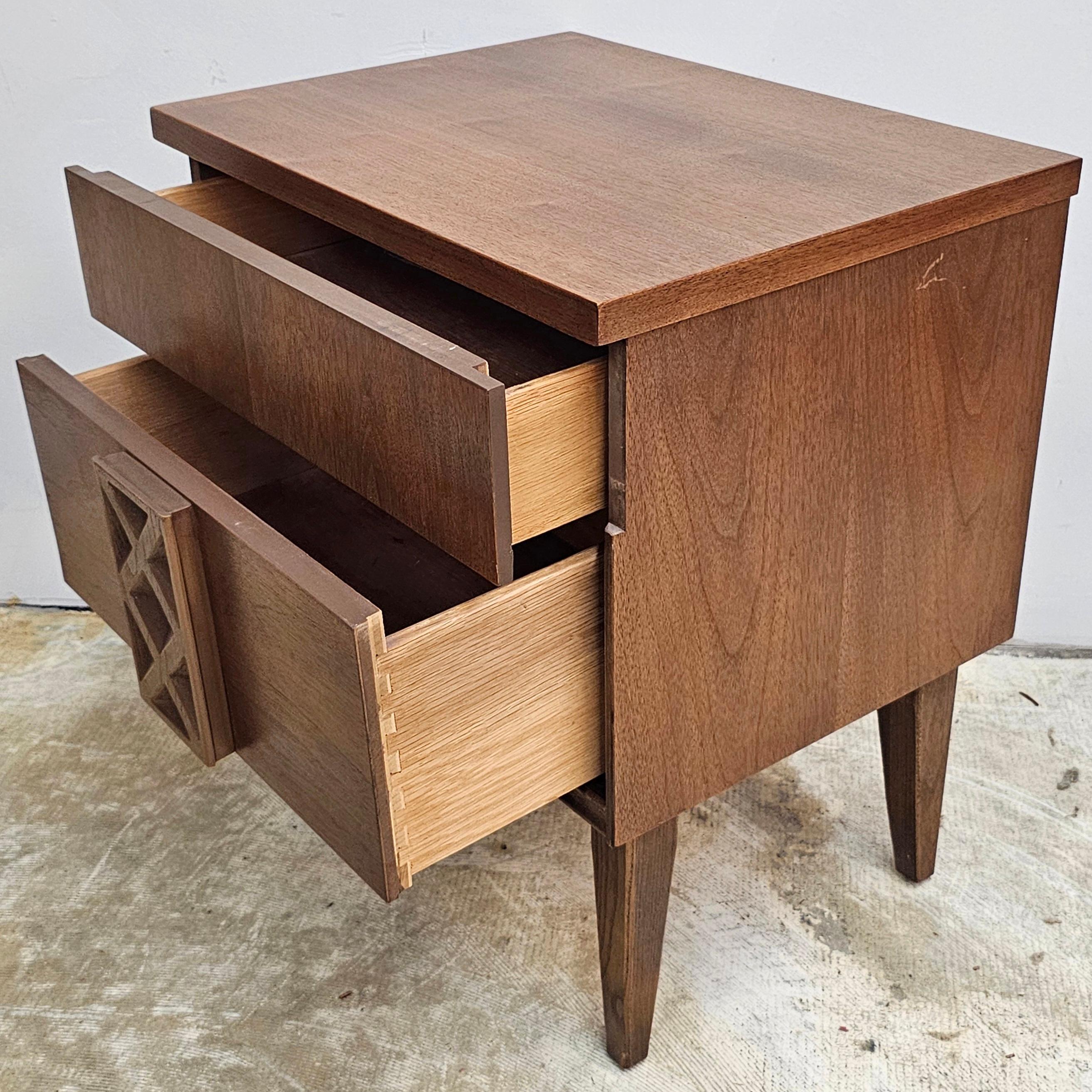 20ième siècle Table de chevet à deux tiroirs de style scandinave moderne du milieu du siècle dernier en vente