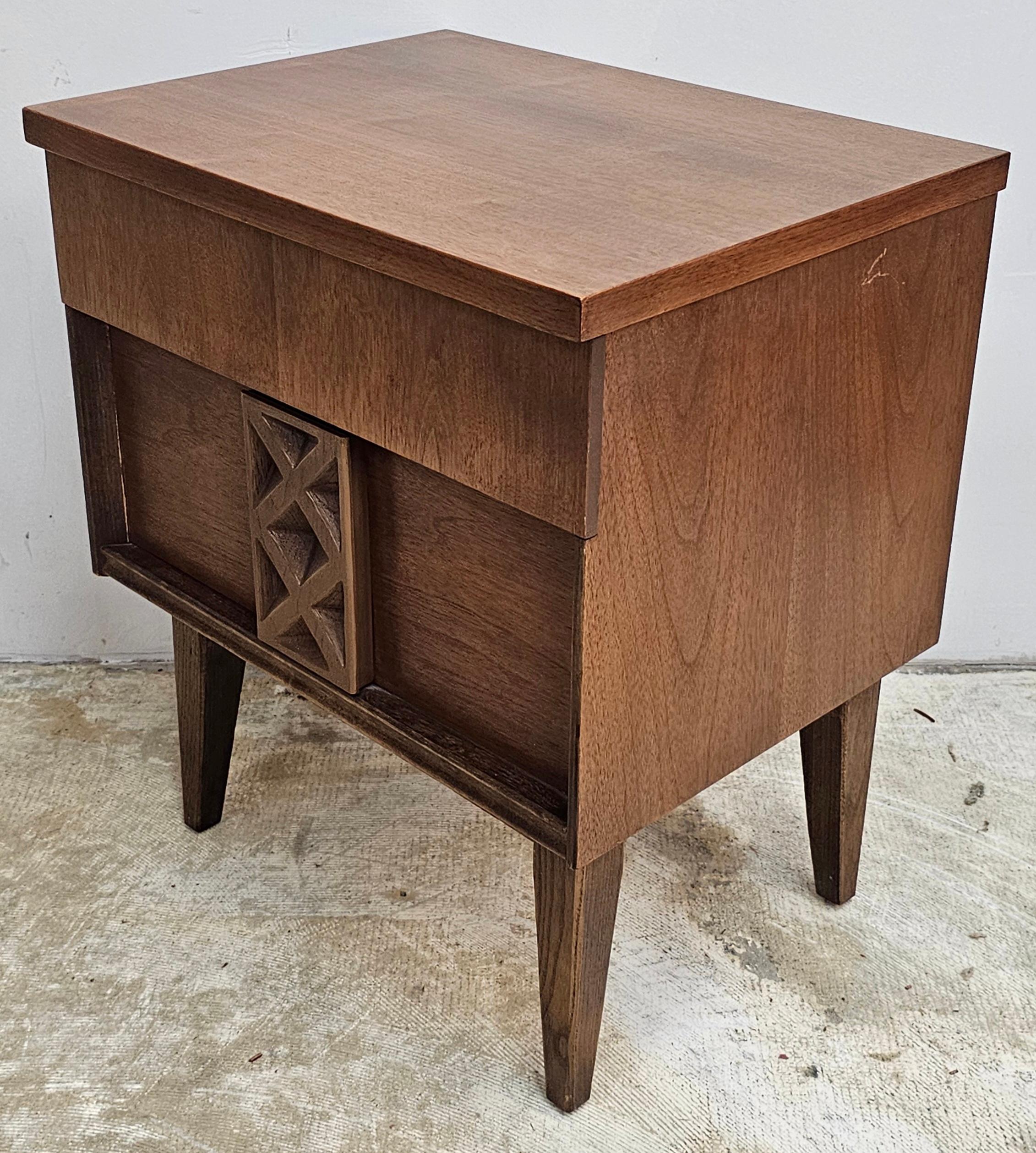Plastique Table de chevet à deux tiroirs de style scandinave moderne du milieu du siècle dernier en vente