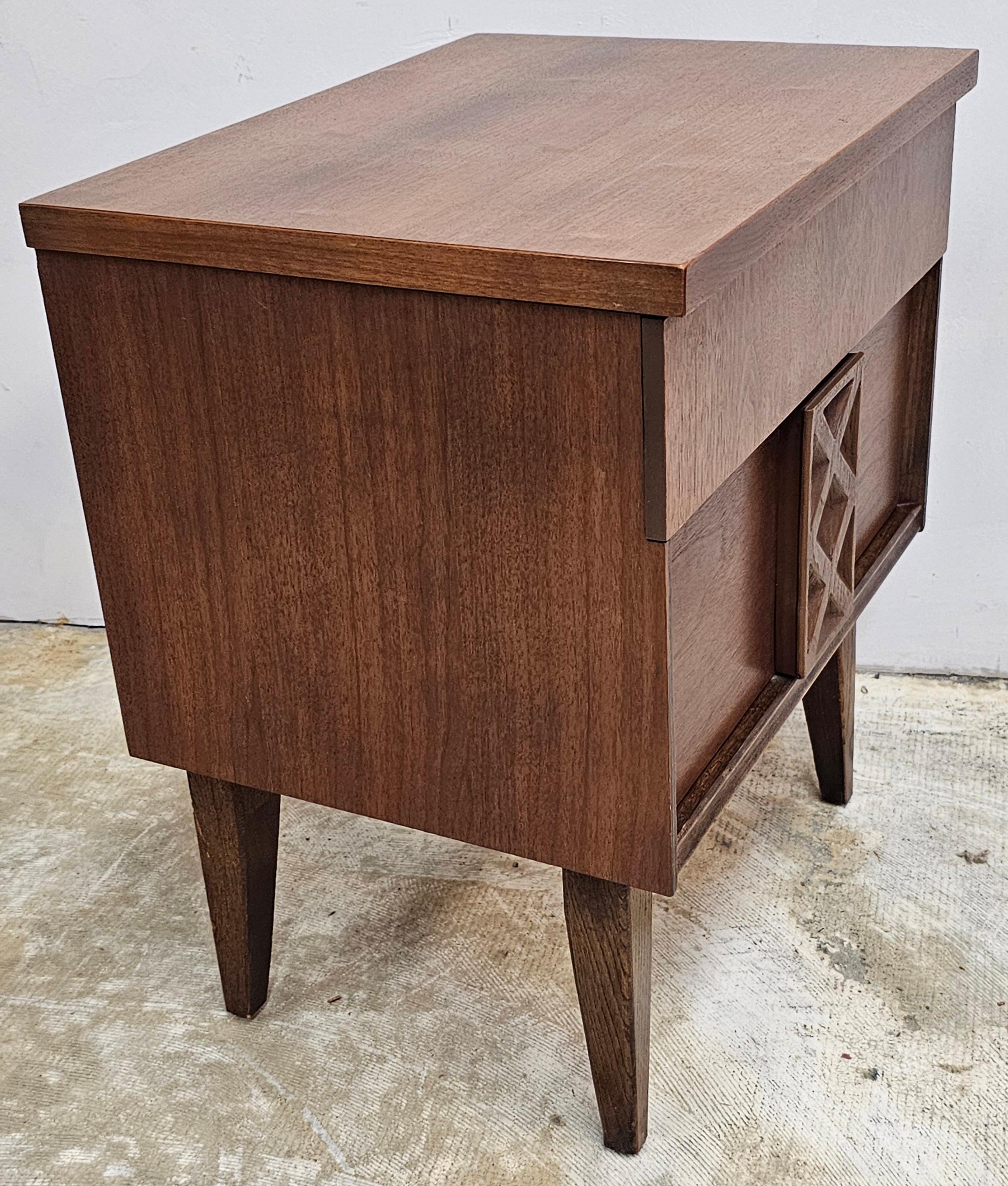 Table de chevet à deux tiroirs de style scandinave moderne du milieu du siècle dernier en vente 1