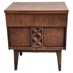 Comodino a due cassetti in legno di noce in stile scandinavo di metà secolo