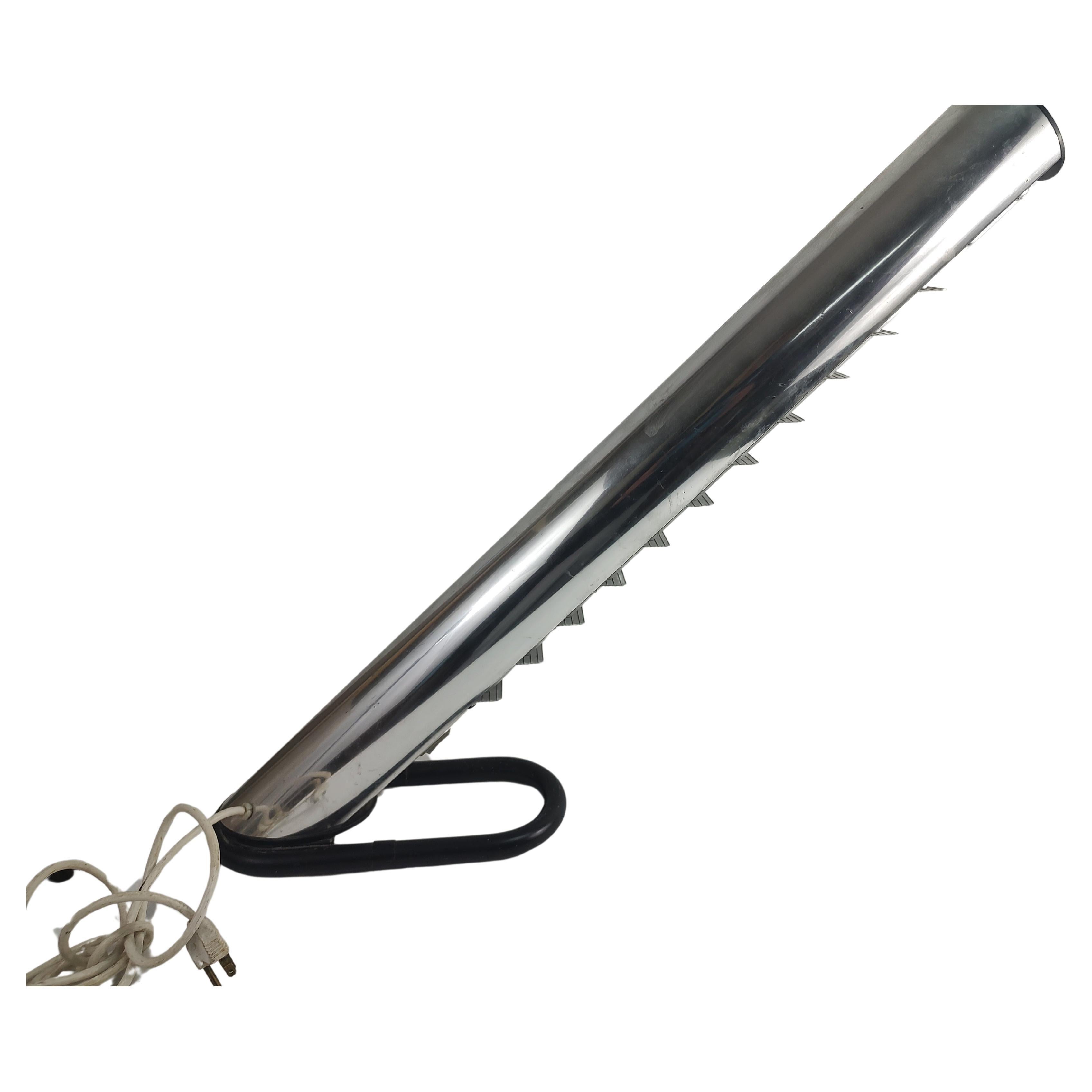 Spectaculaire et fabuleuse lampe de bureau de Goran Pehrson, fabriquée par Lyktan. Angles et persiennes pour un éclairage optimal sans danger pour les yeux. Design/One bien conçu et bien réalisé.  25 h x 24,5 l x 5,25 p Sera polie avant d'être