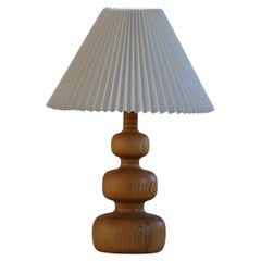Mid-Century Scandinavian Modern table lamp in solid pine, 1960s