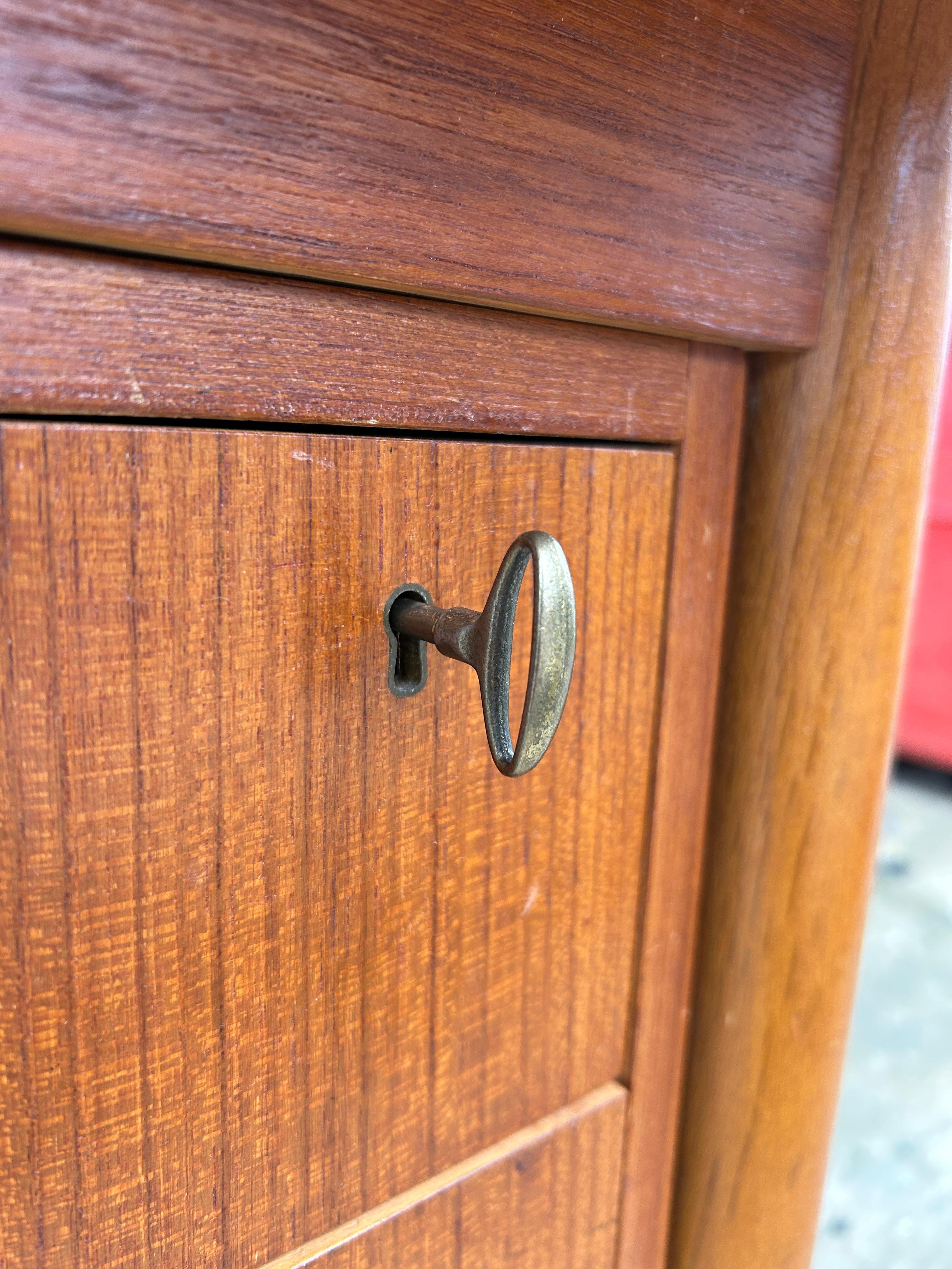 Mid Century Scandinavian Modern teak 5 drawer desk with key Sweden For Sale 3