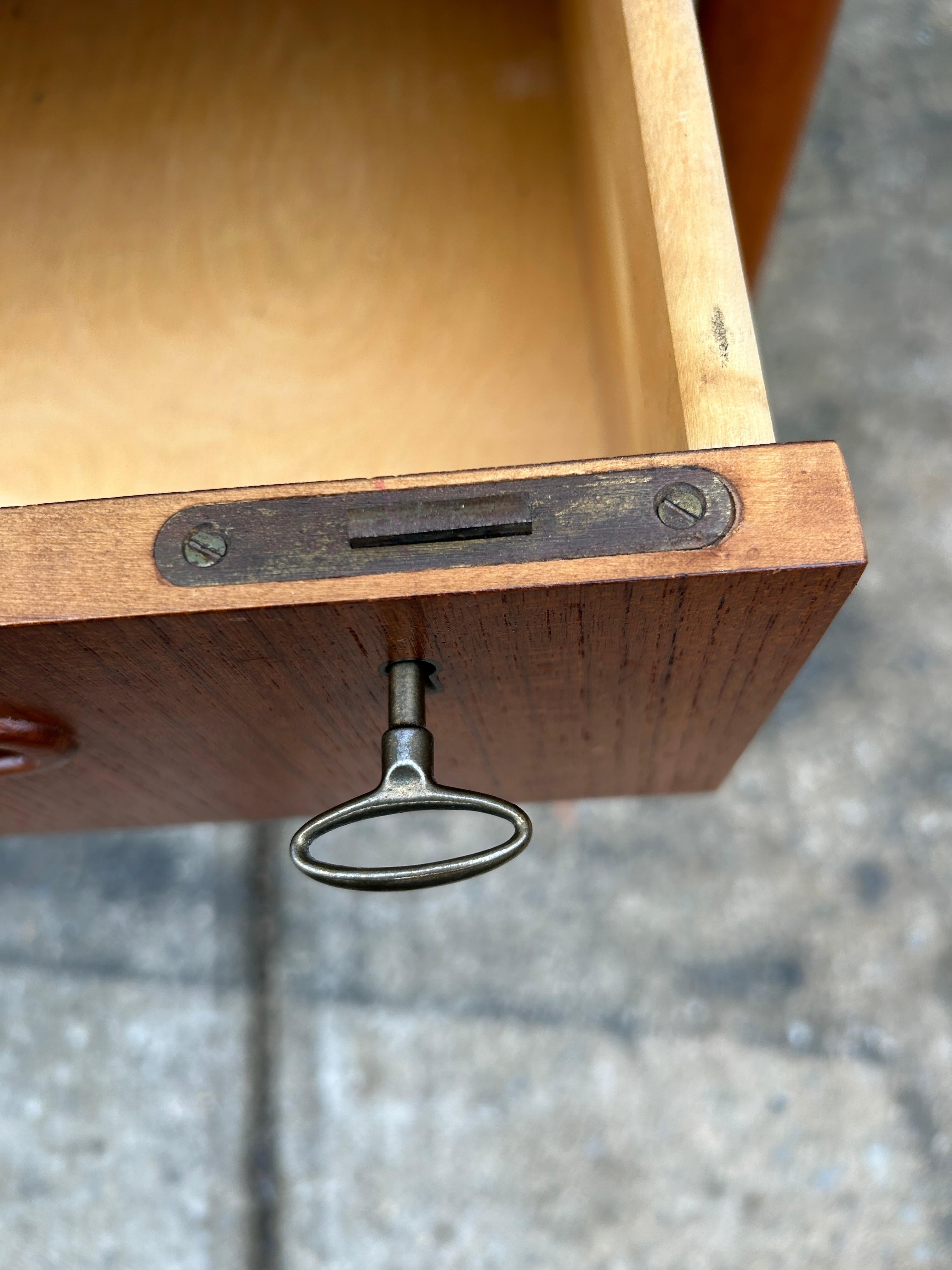 Mid Century Scandinavian Modern teak 5 drawer desk with key Sweden For Sale 4